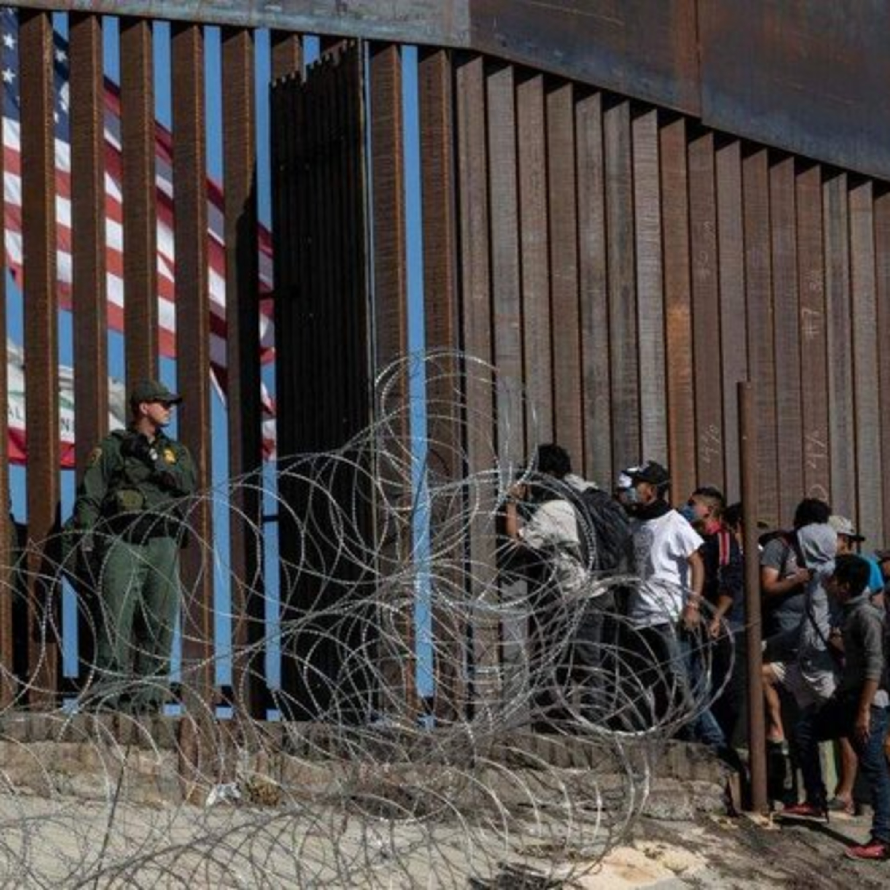 Tribunal Supremo autoriza a Biden suprimir "Quédate en México" de Trump episode artwork