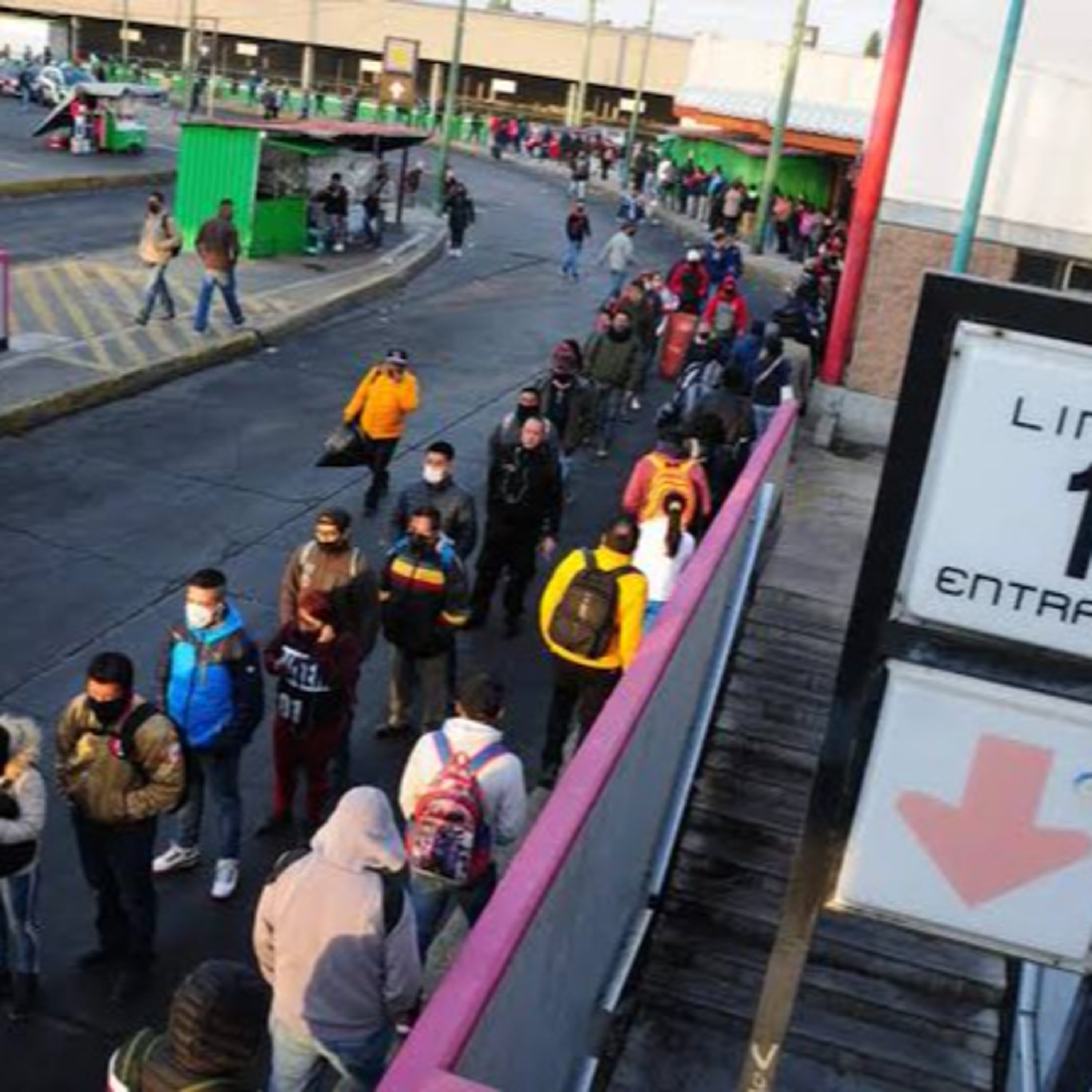 Retrasos y aglomeraciones tras el primer día de cierre de la Línea 1 del Metro de la CDMX  episode artwork