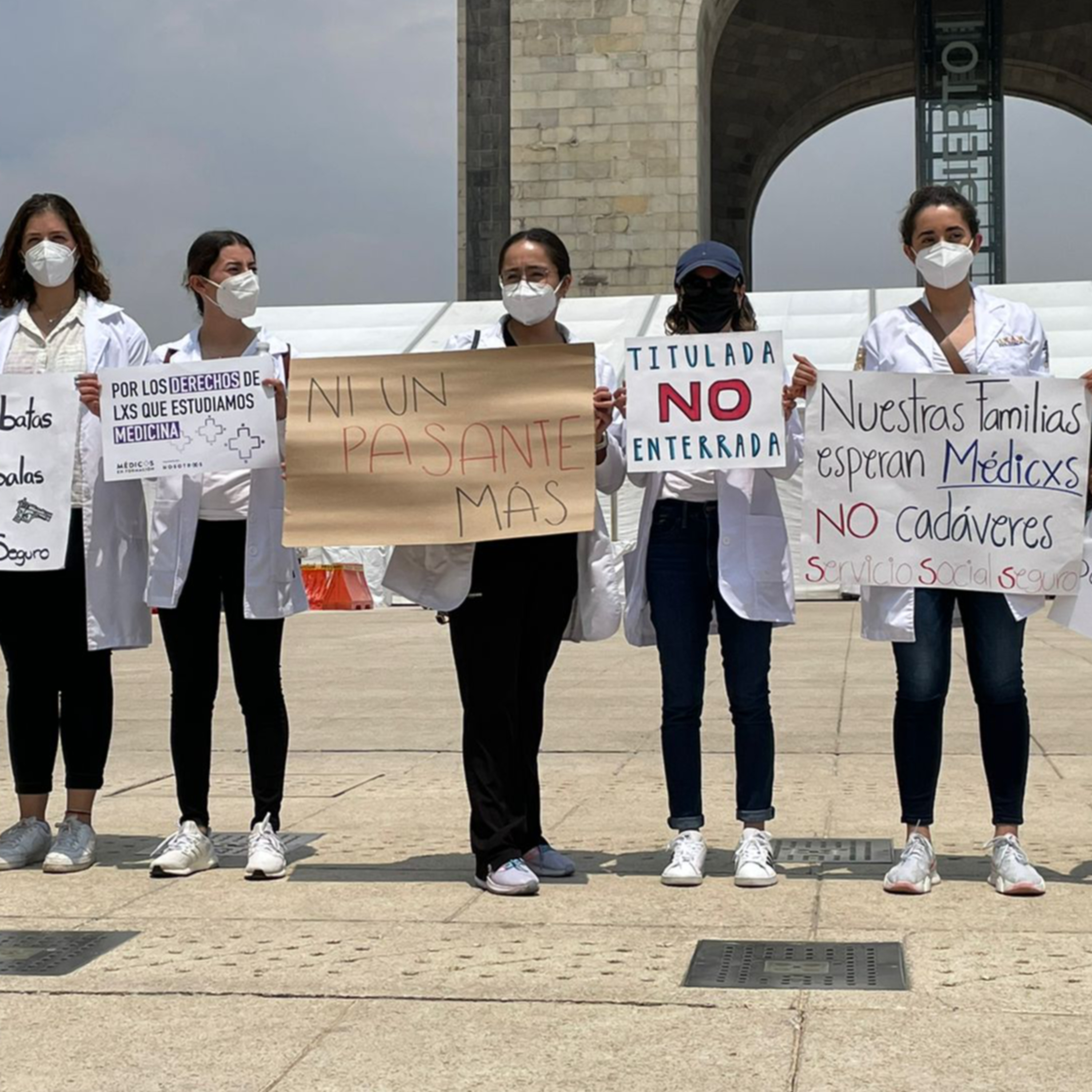 Médicos protestan en la CDMX para exigir un servicio social seguro y justicia por sus compañeros asesinados episode artwork