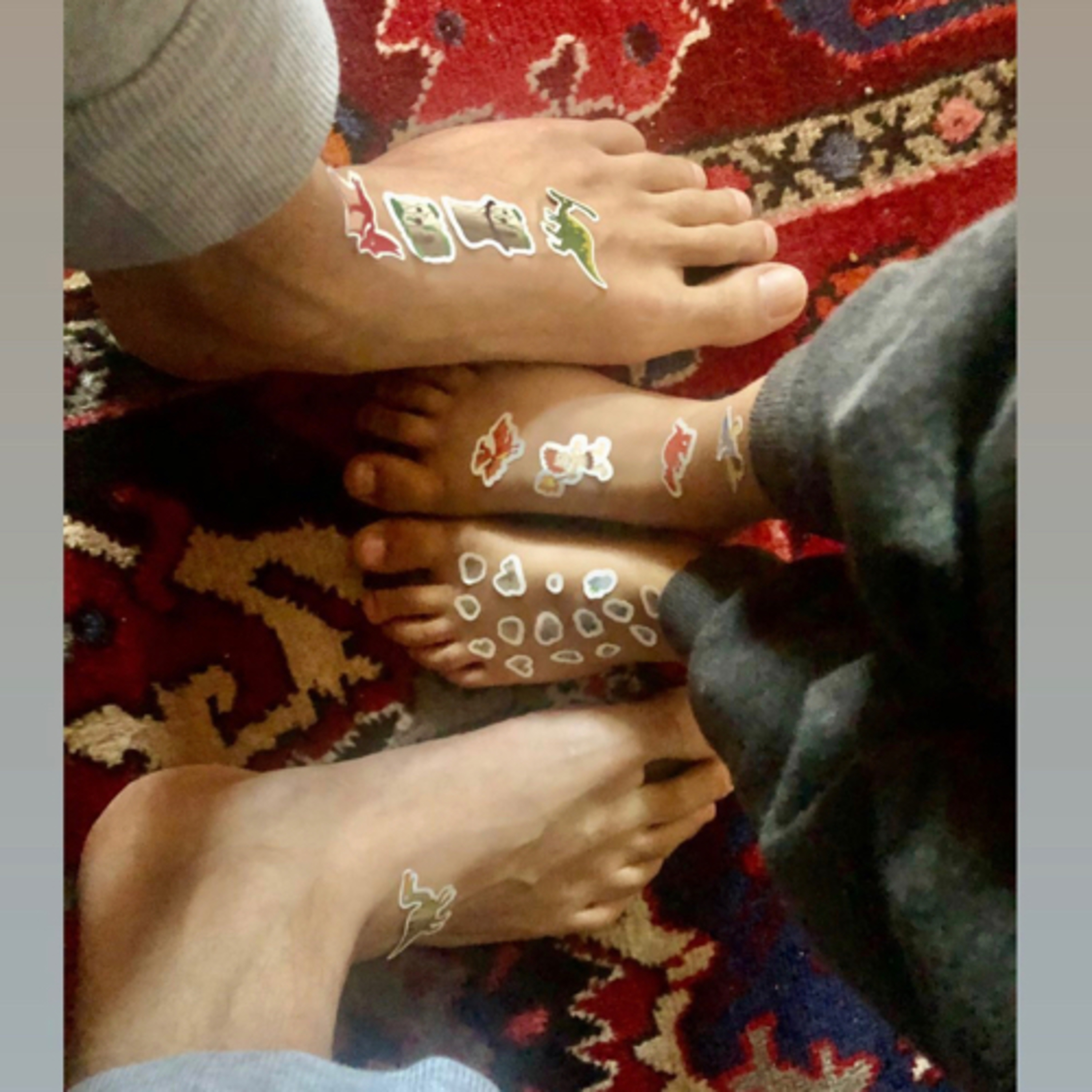 کاور برچسب ها 🤖👾👁👀🧞♂️👩❤️💋👩🐱🦁🙉🙈🐔🐣