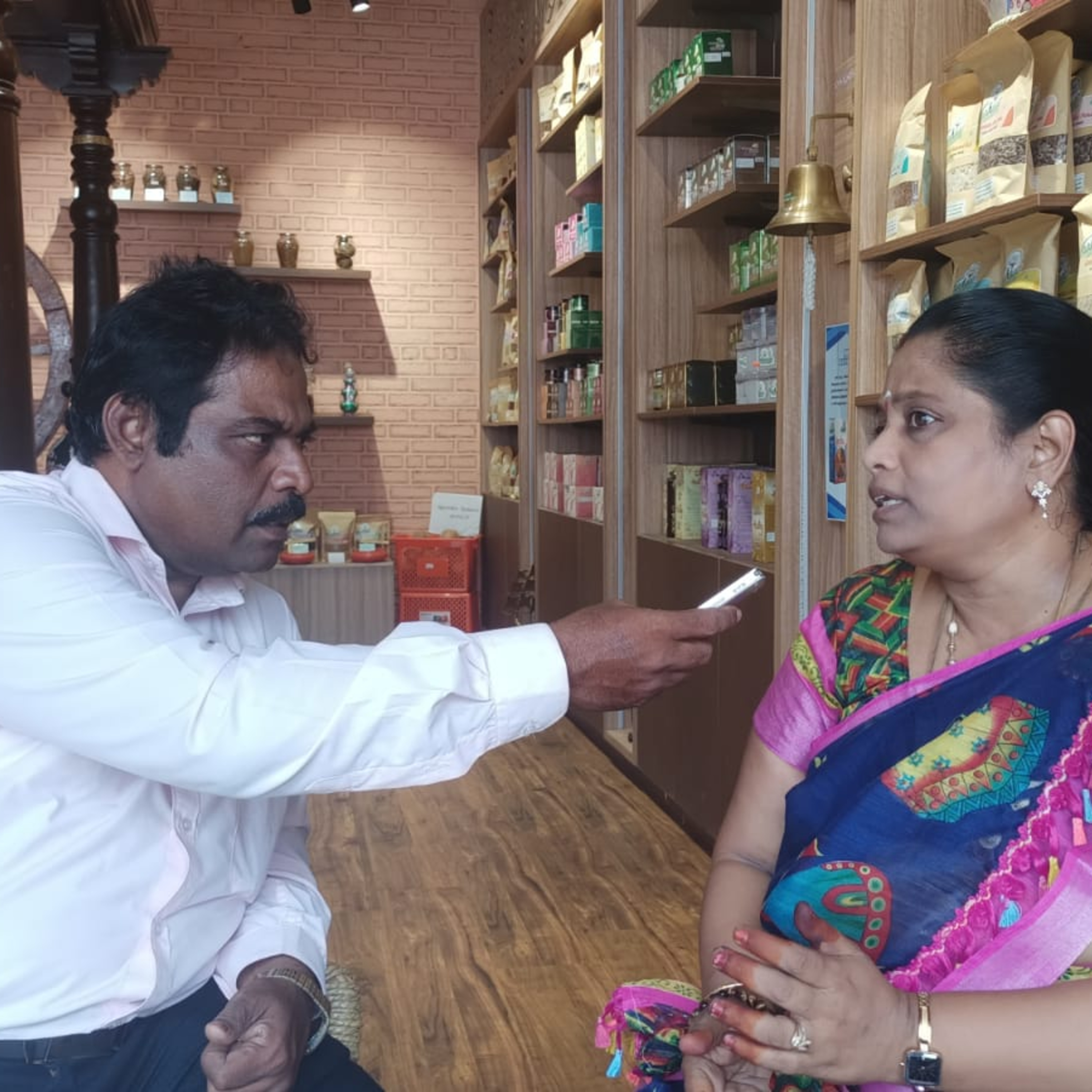 திண்டுக்கல், சிறந்த பெண் தொழில்முனைவோரும், பாரம்பரிய முறைப்படி தயாரித்து விற்பனை செய்து வரும்'வாஹா' நிறுவனர் திருமதி. விஜயலட்சுமி சிவக்குமார் அவர்களுடனான நேர்காணலில்....