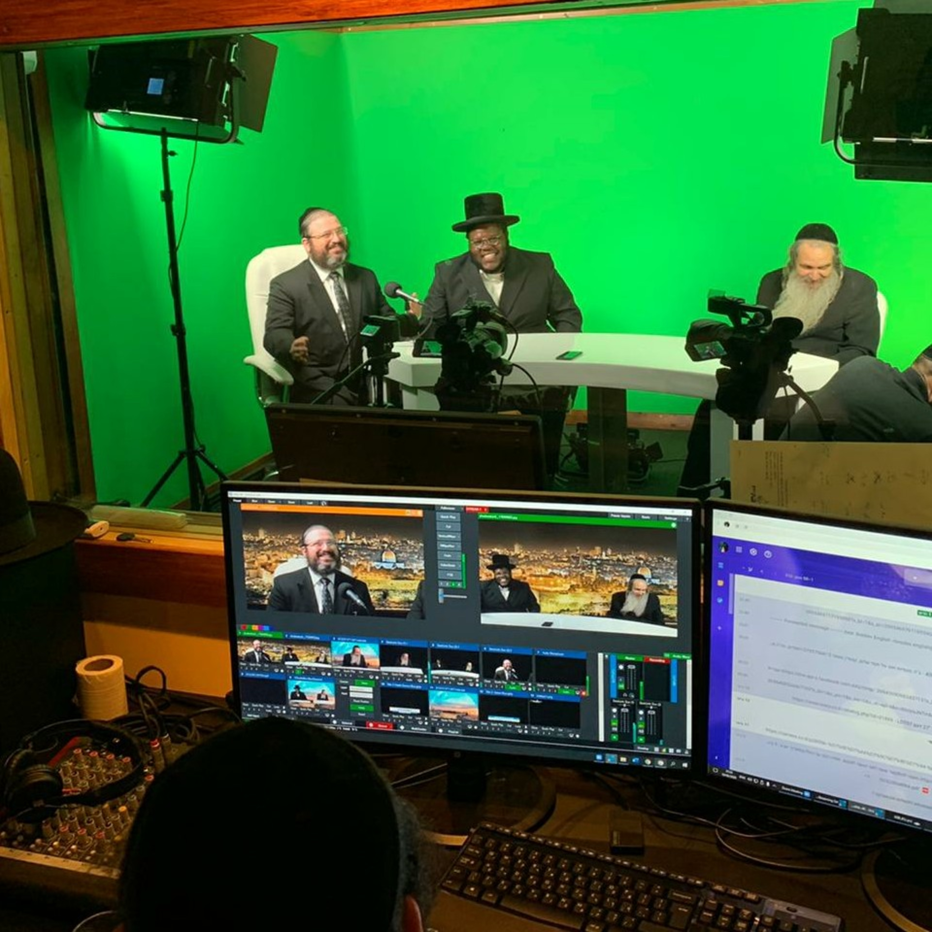 Rav Shalom Arush First Emuna Class Weekly Q/A with Special Guest Nissim Black #1! episode artwork