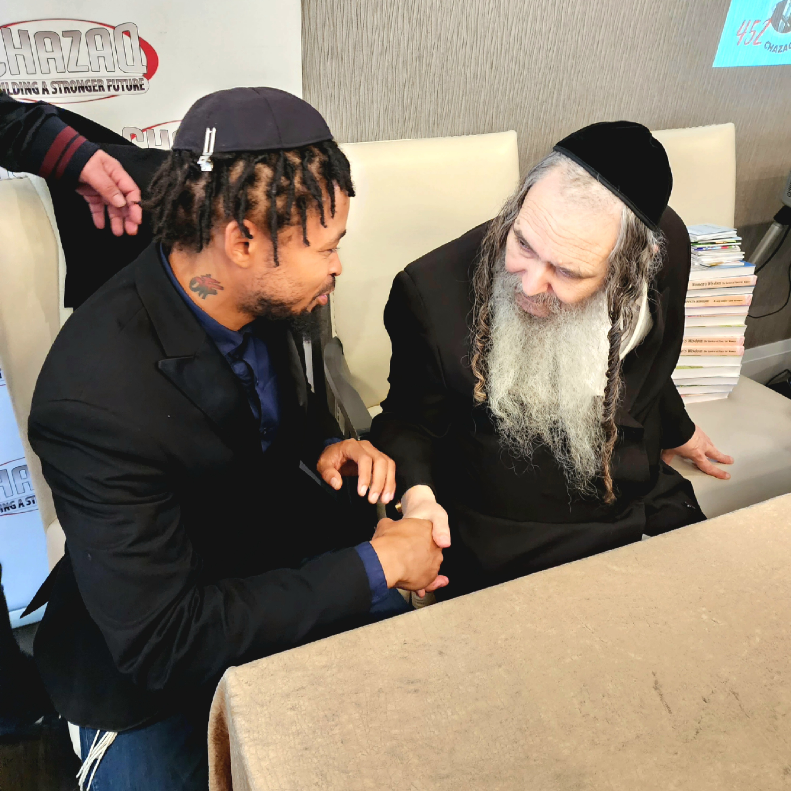Rav Shalom Arush Our Emuna Tour 2022 in a special blessed meal hosted Chazaq Organization! episode artwork