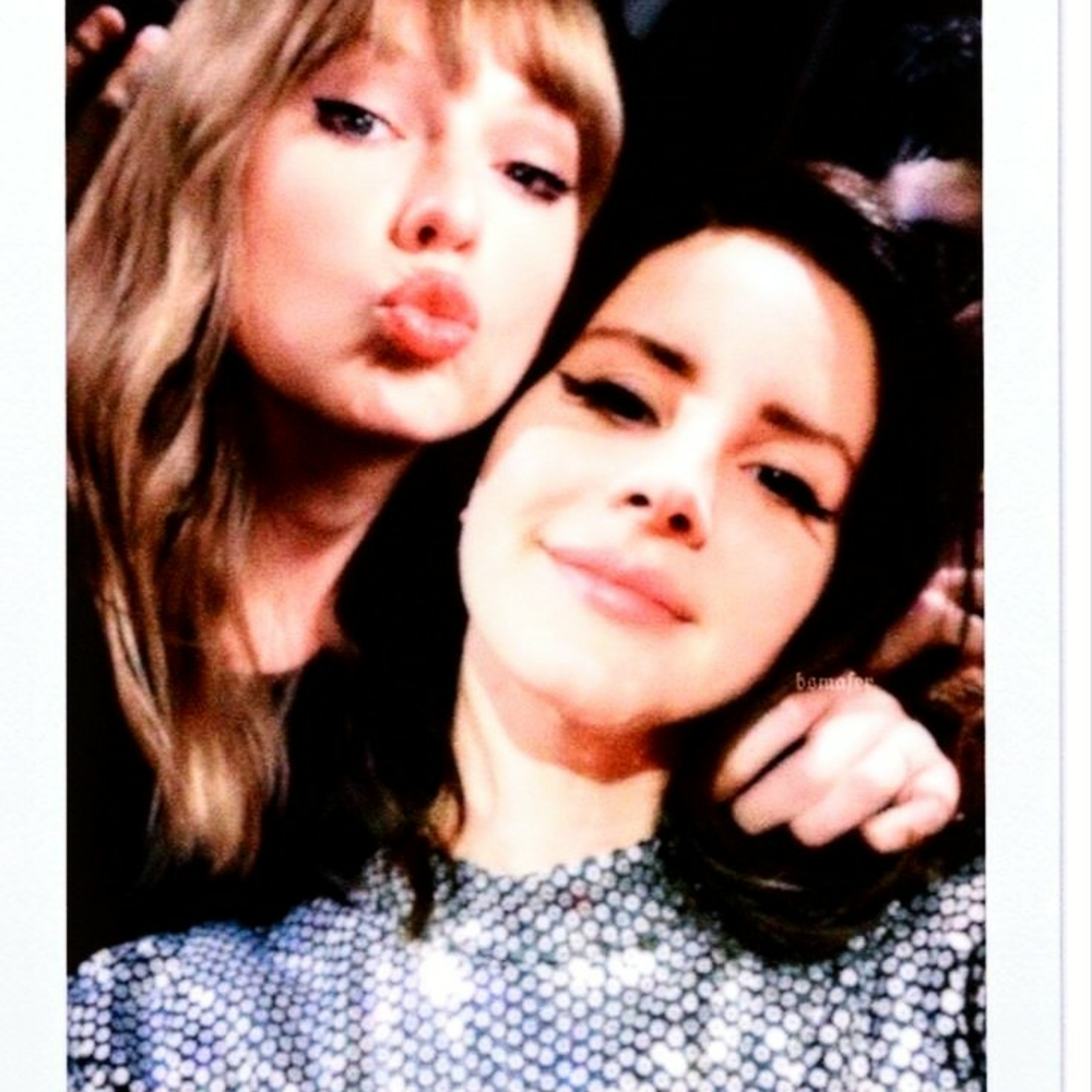 🚨Taylor Swift HUMILLA a Lana del Rey🚨 episode artwork