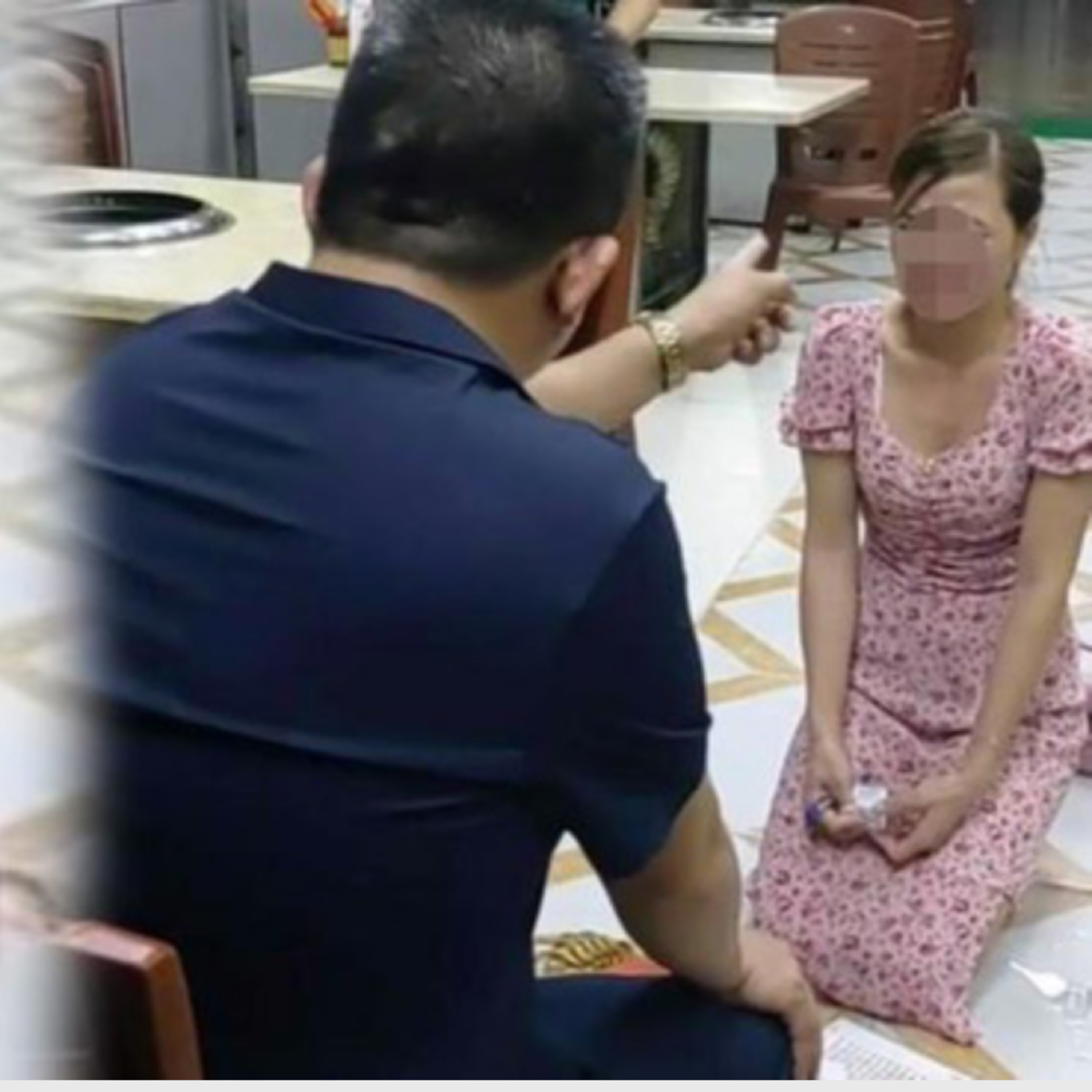 Khởi tố, bắt tạm giam chủ quán ép cô gái quỳ gối xin lỗi vì 'bóc phốt' đồ ăn có sán episode artwork