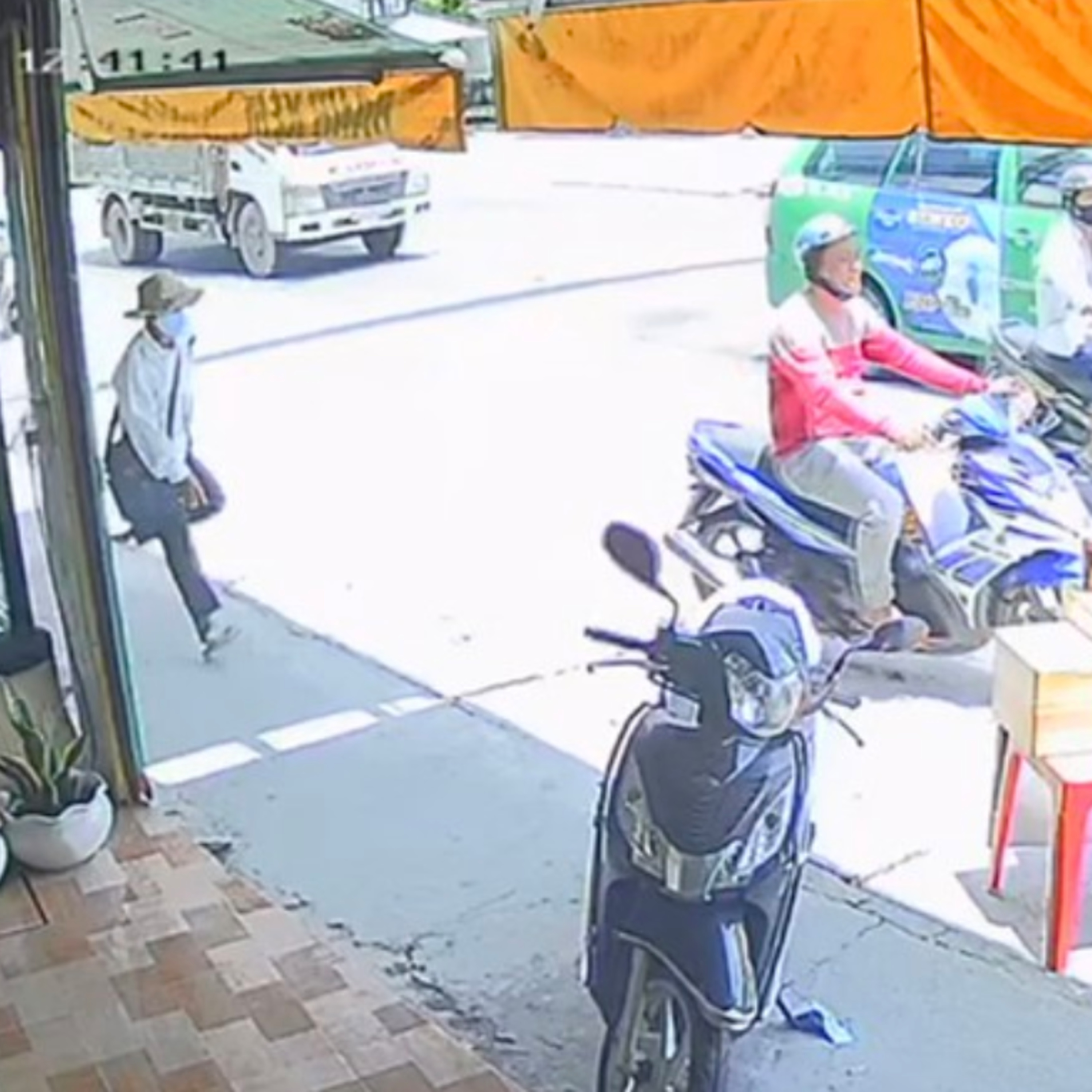 Bắt 2 người đưa bà bầu sang Trung Quốc để bán con; Truy tìm kẻ cướp vé số của người tàn tật episode artwork