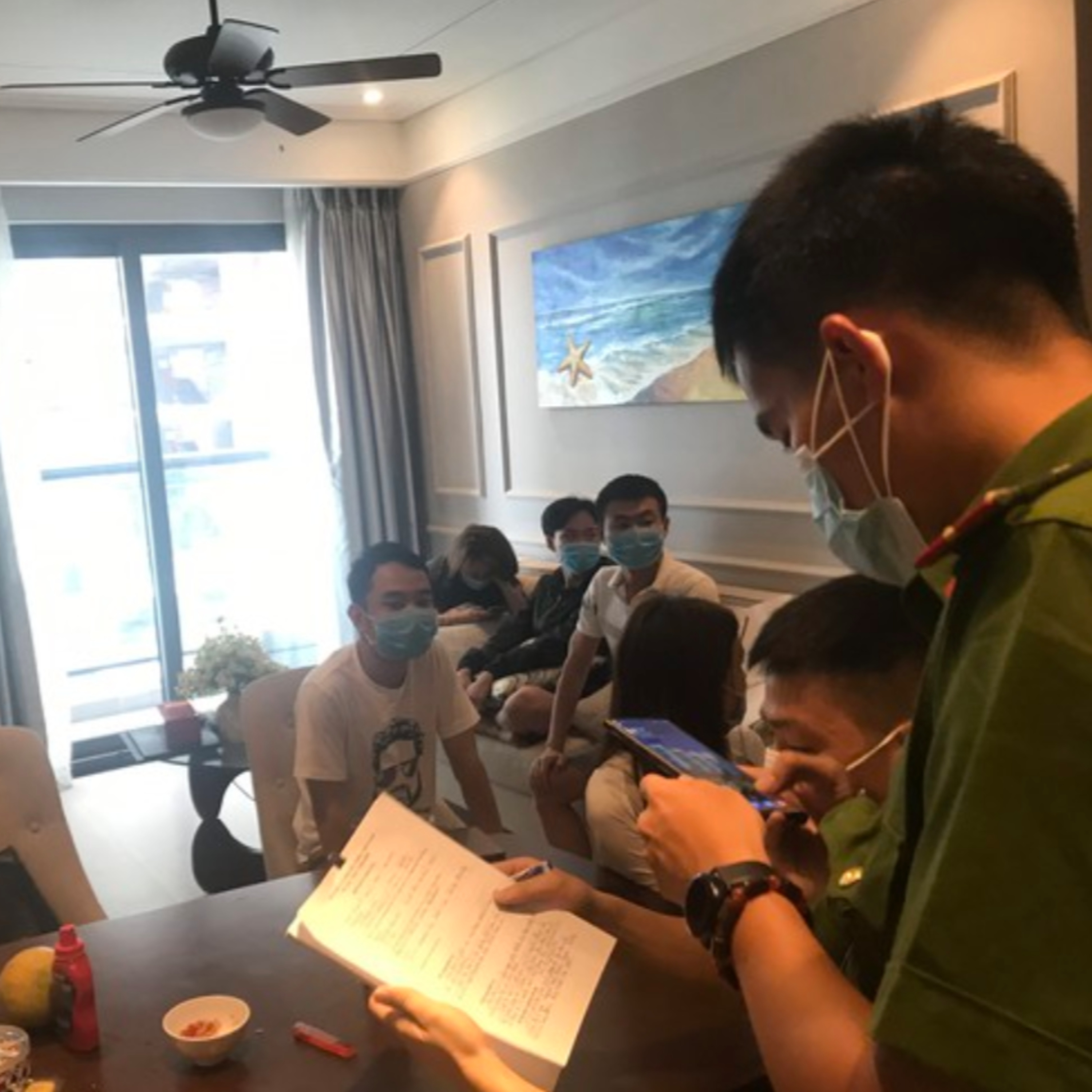 La bàn Thời Sự