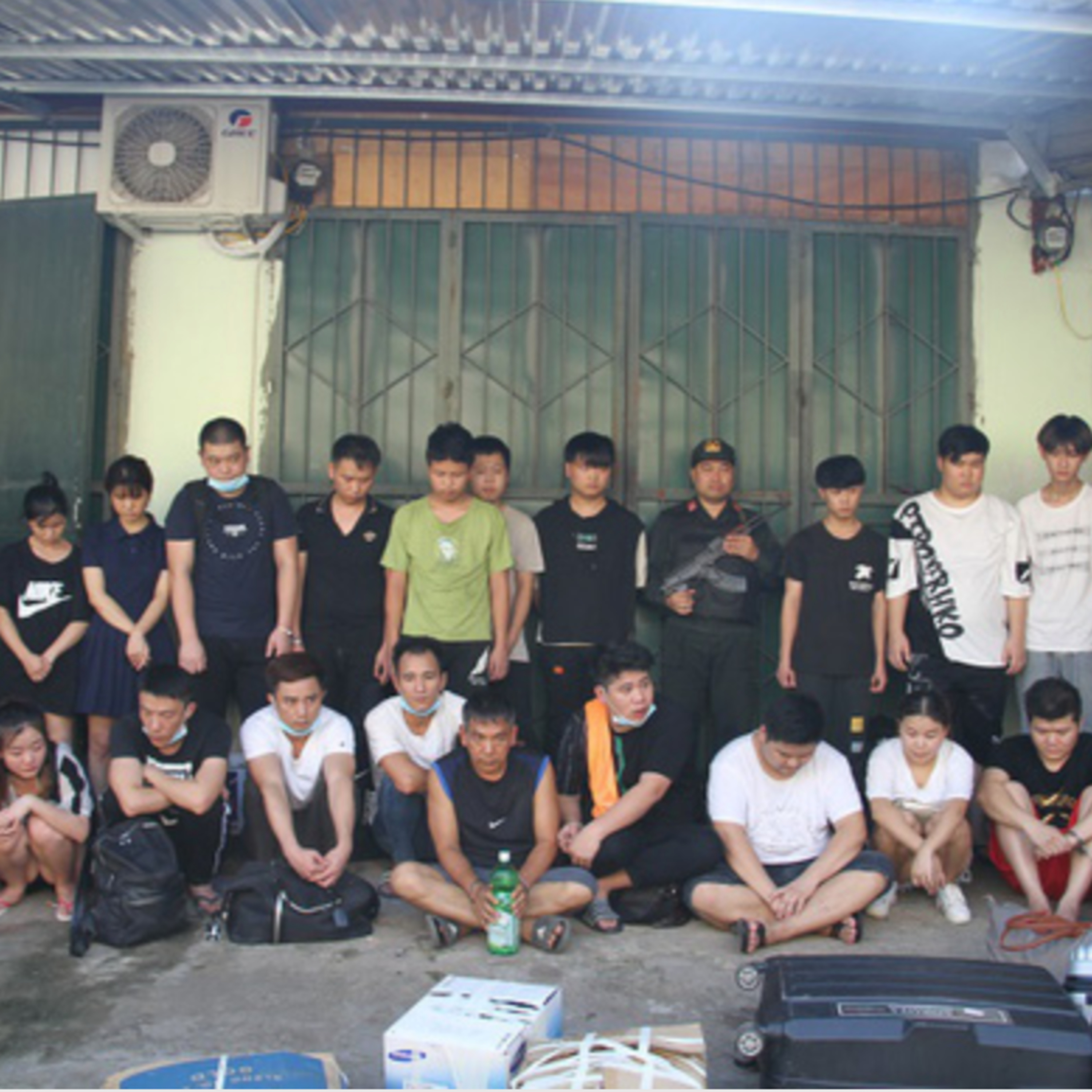 Pháp luật ngày 25/8: 100 cảnh sát vây bắt 21 người Trung Quốc; nhân viên Trạm BOT Ninh Xuân bị hành hung episode artwork