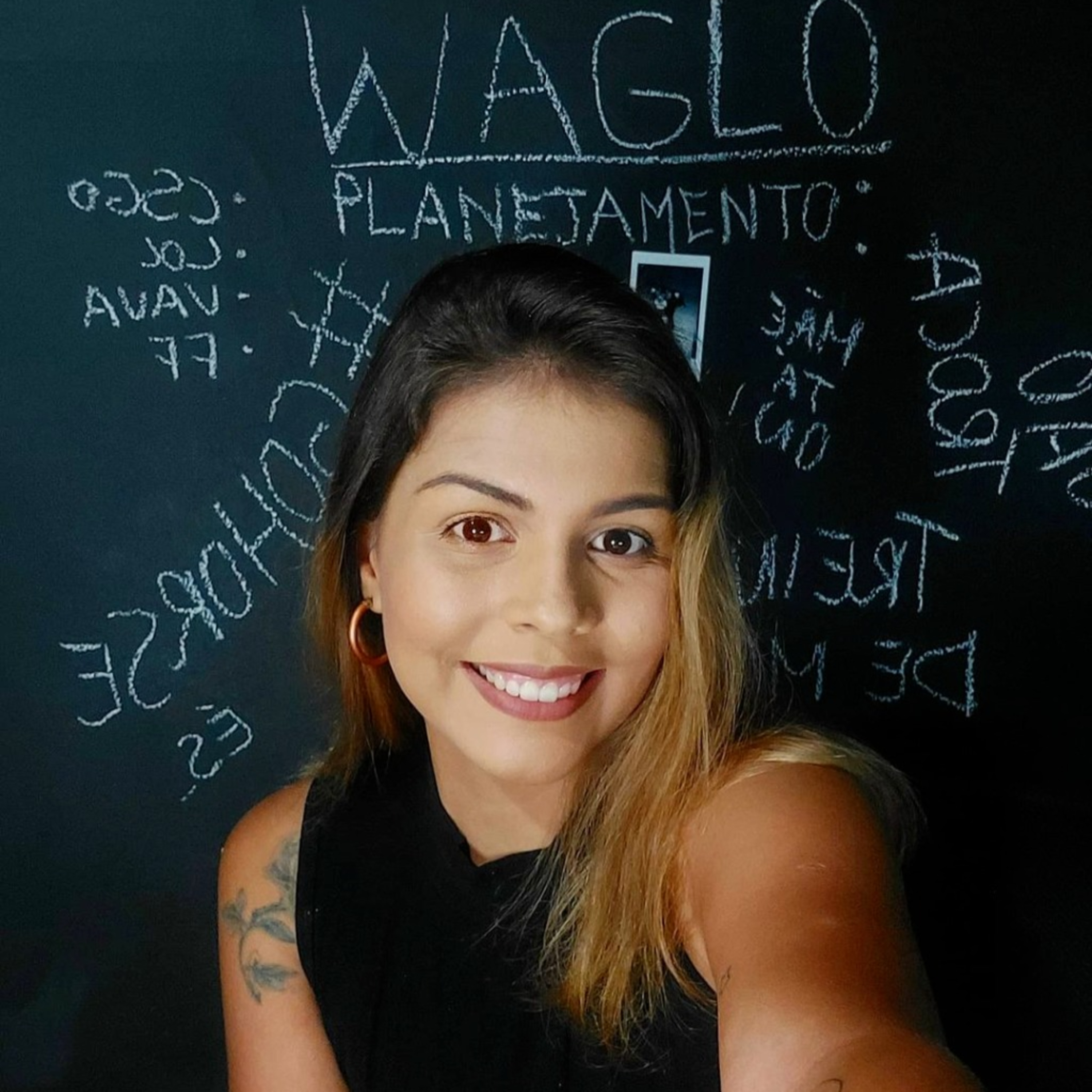 Por trás dos Microfones