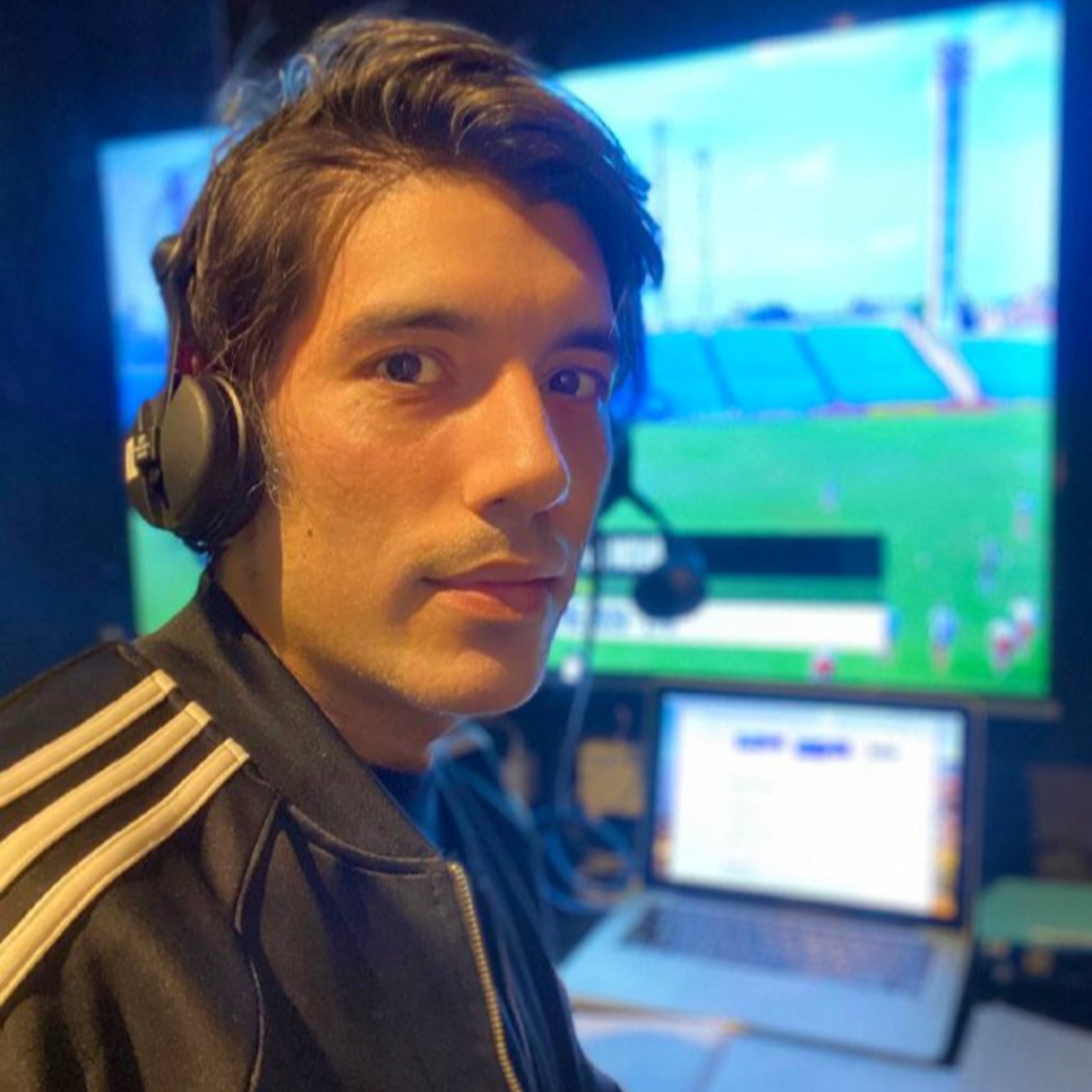 Por trás dos Microfones