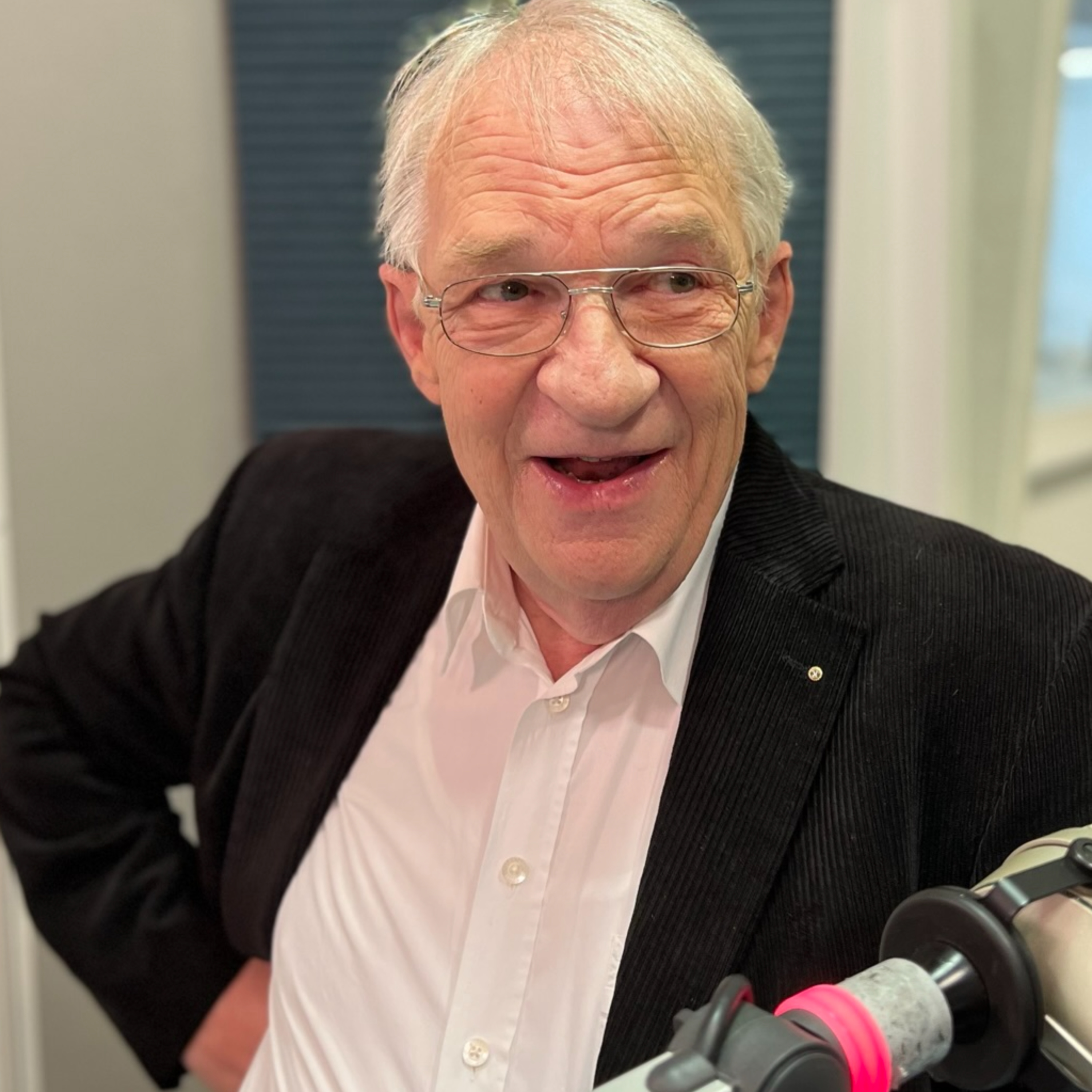 Hans Heinrich Rüegg: «Ich sehe mich in der Verpflichtung zu unterhalten» episode artwork
