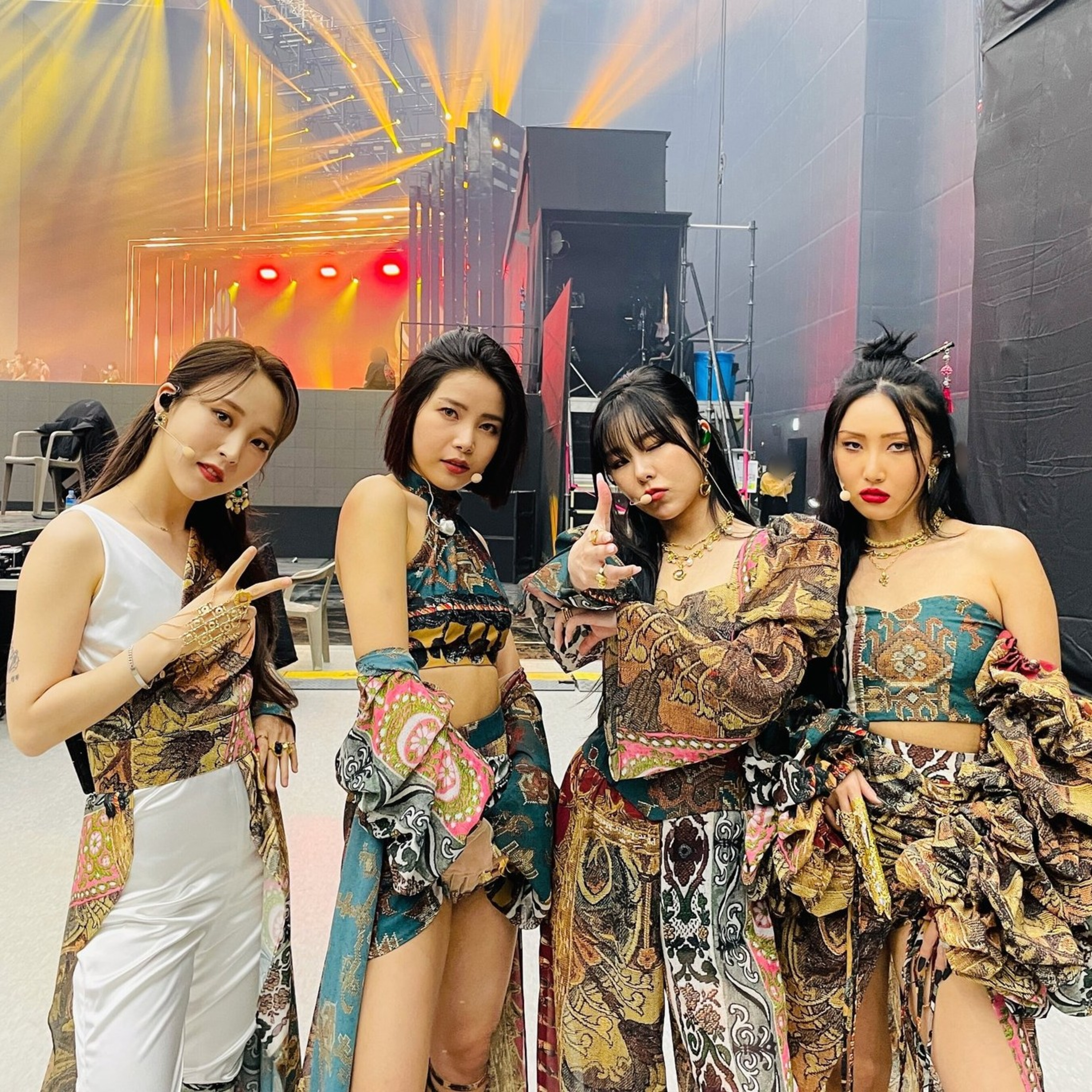 Review of Mamamoo's and Hwasa's MAMA performances.