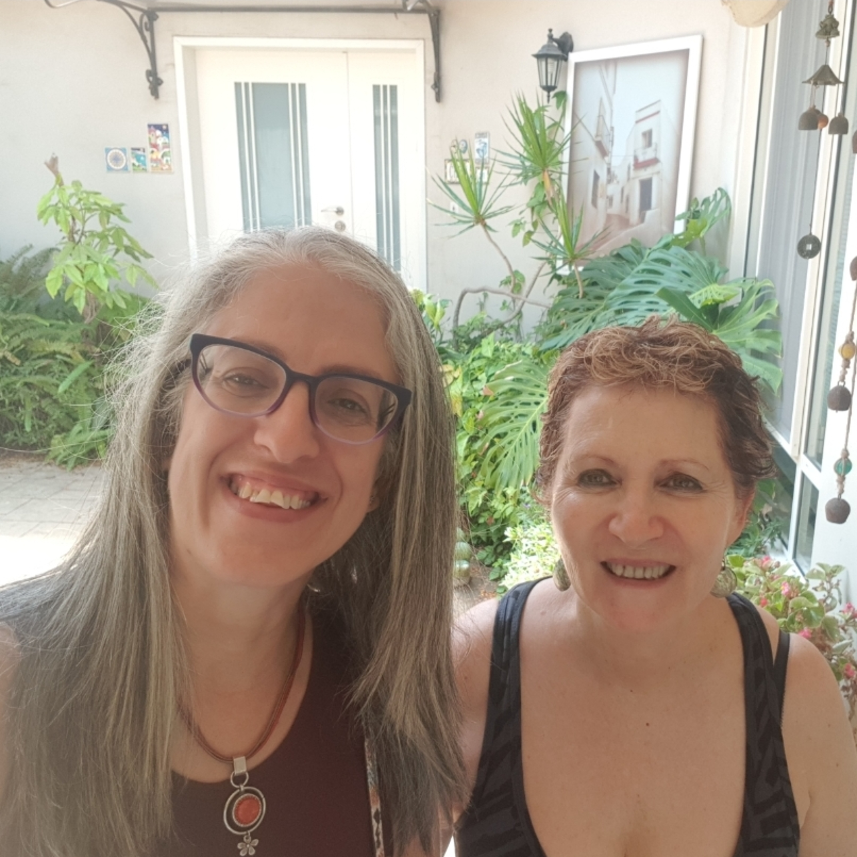 מקשיבה לצבעים - מירב שקד