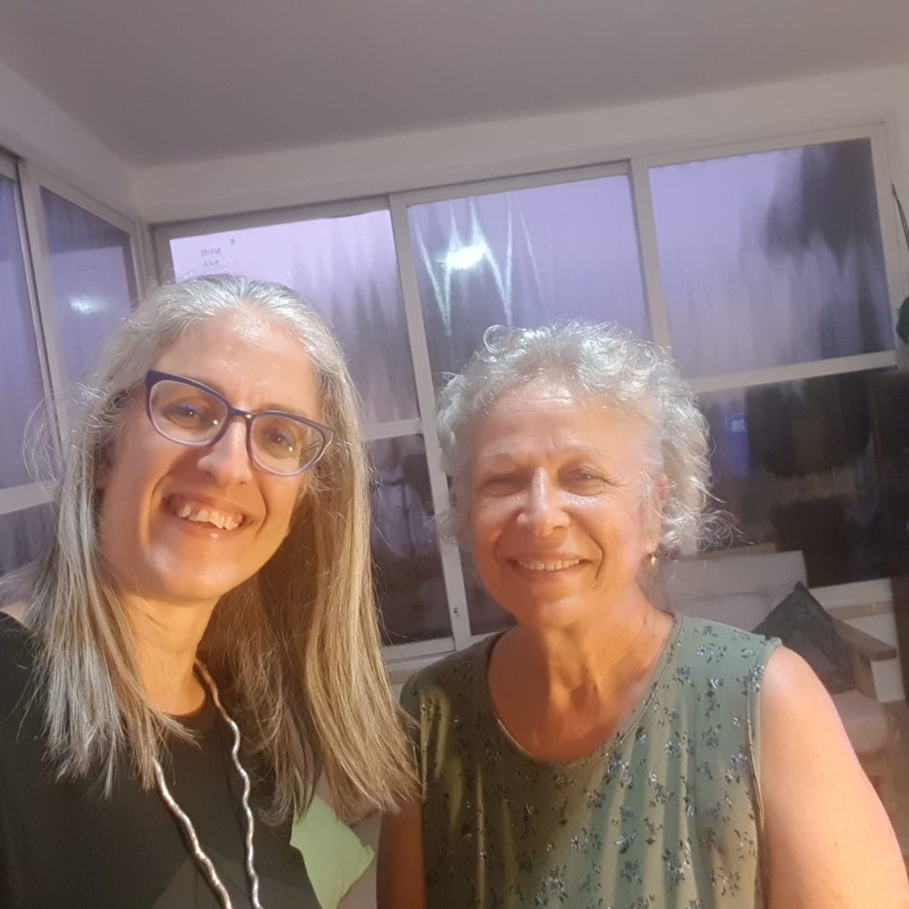 מקשיבה לצבעים - מירב שקד