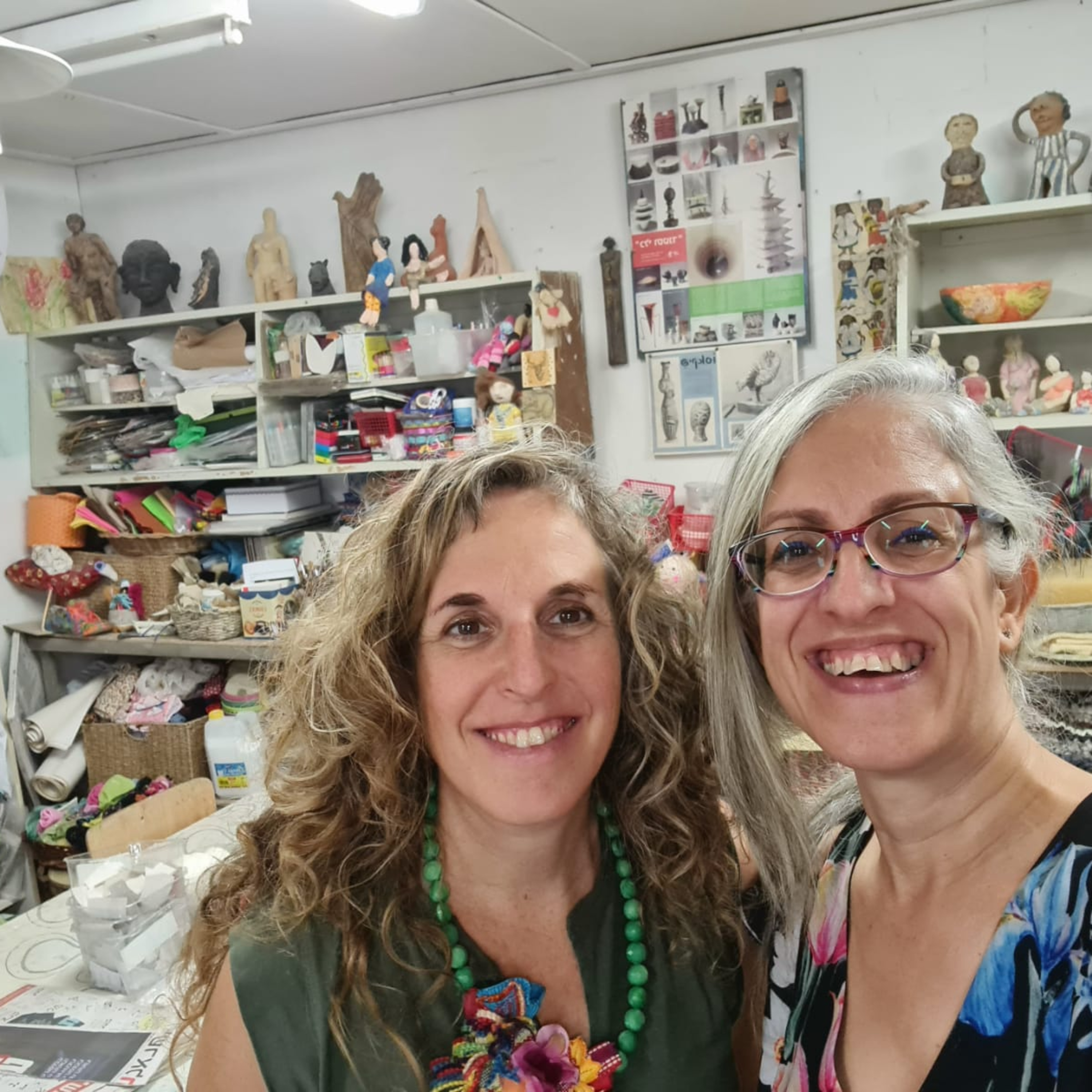 מקשיבה לצבעים - מירב שקד