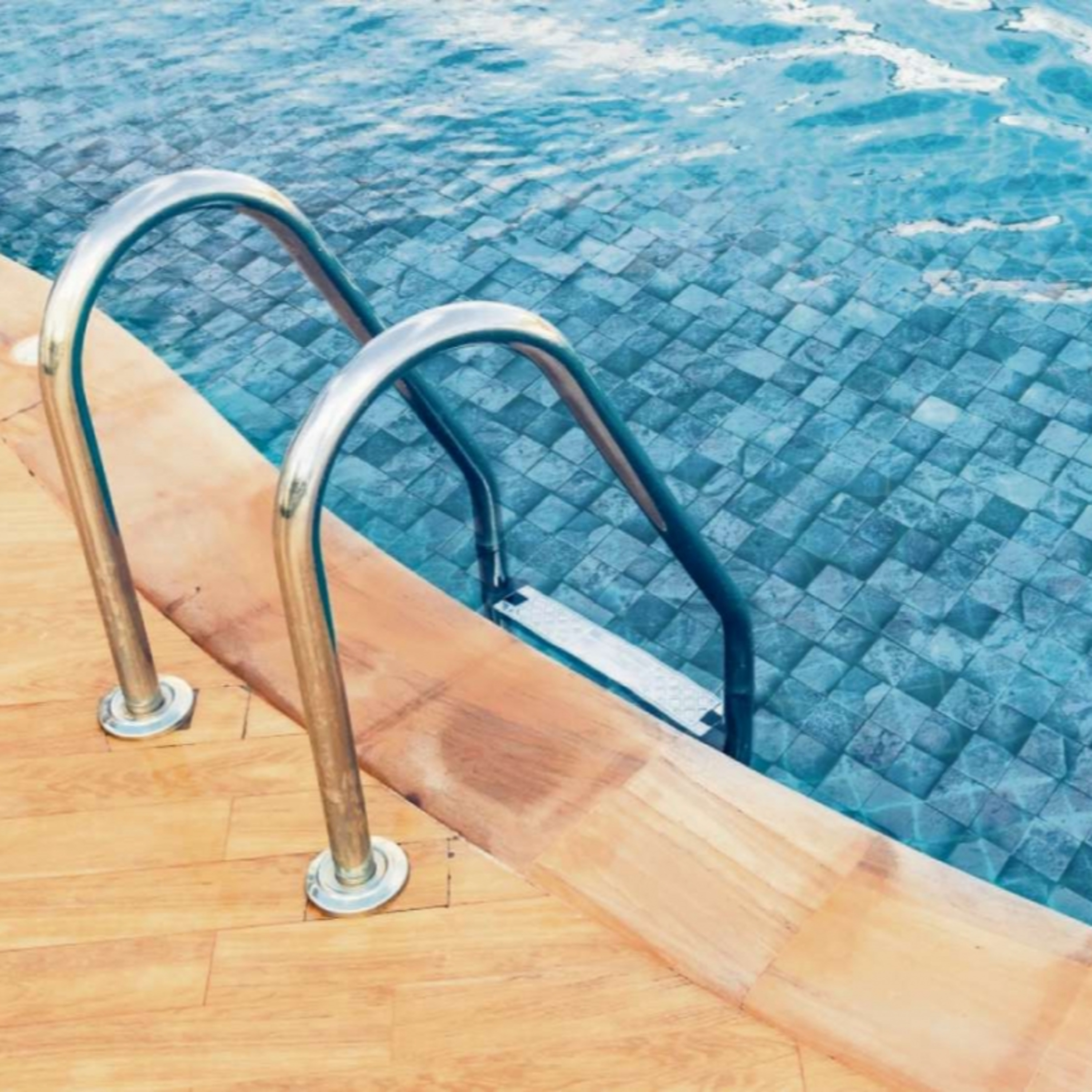 Covid-19: há risco de transmissão de vírus pela água da piscina?