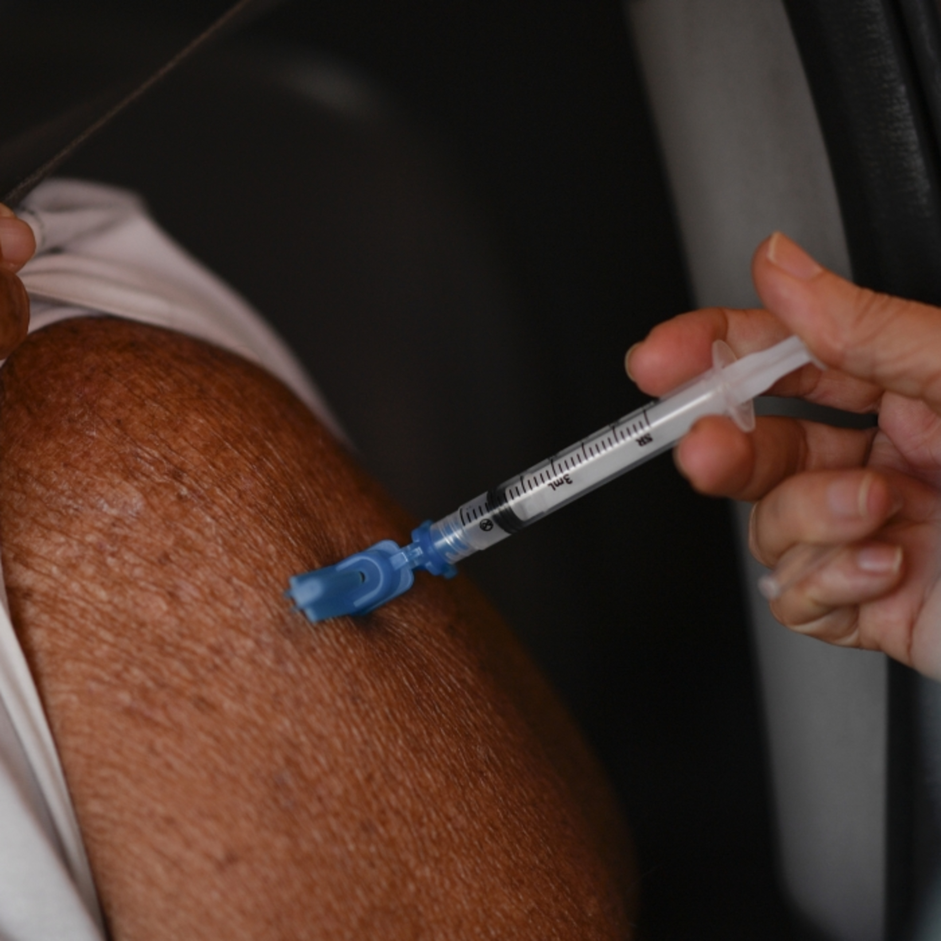 Uma dose de vacinas reduz infecção em até 65%, revela estudo