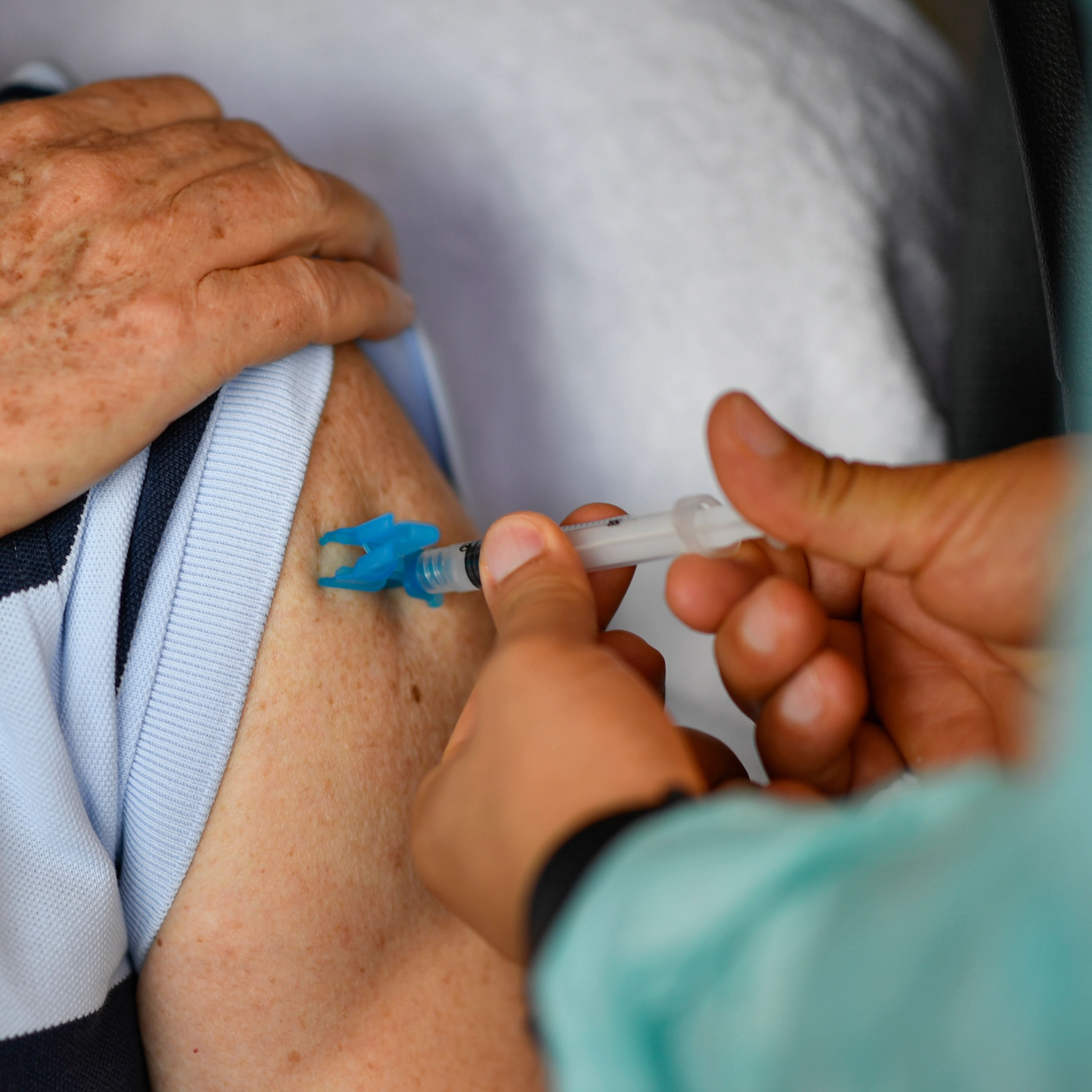 Vacinação já evitou a morte de pelo menos 43 mil idosos no Brasil