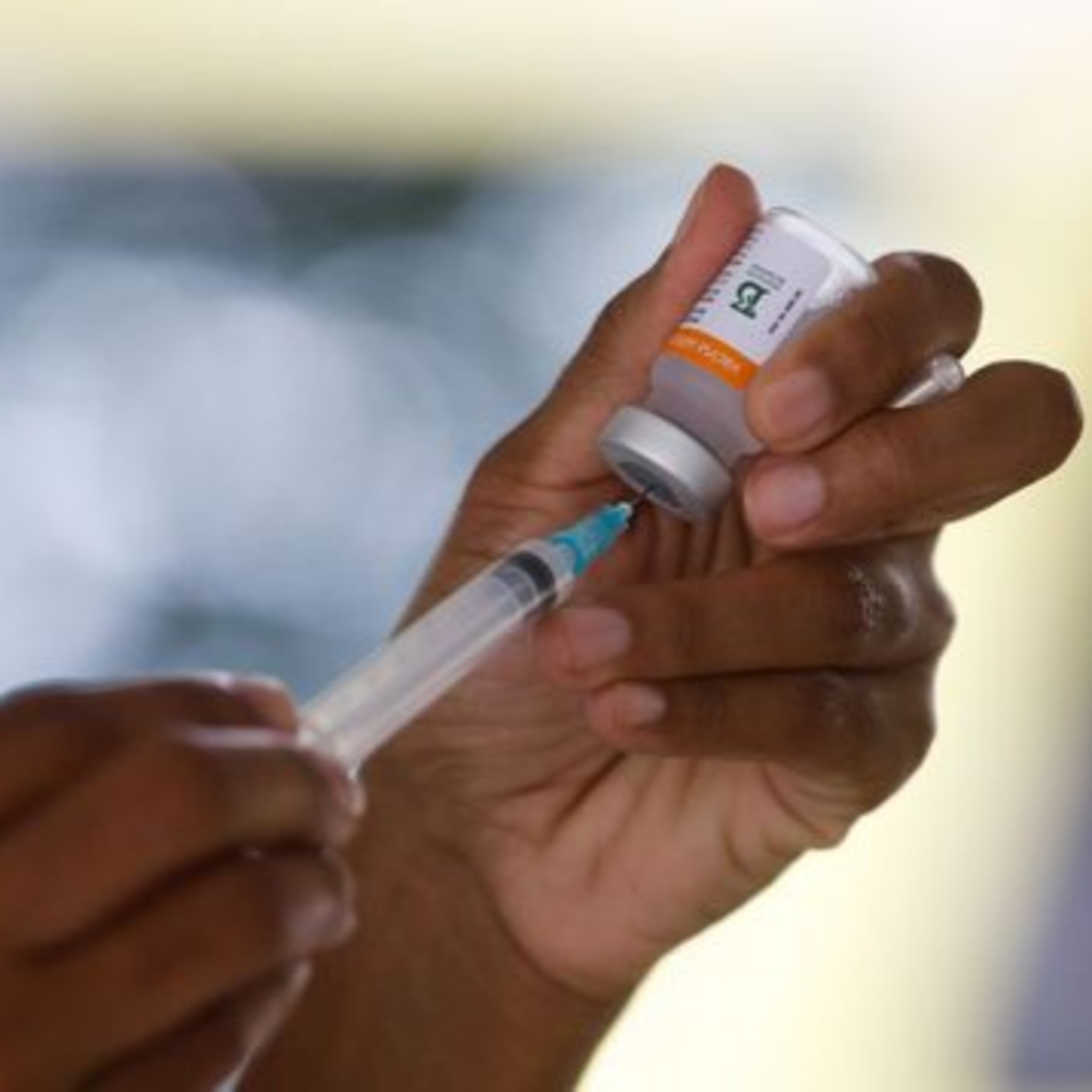 Coronavac previne 65% dos casos leves sintomáticos, aponta estudo chileno