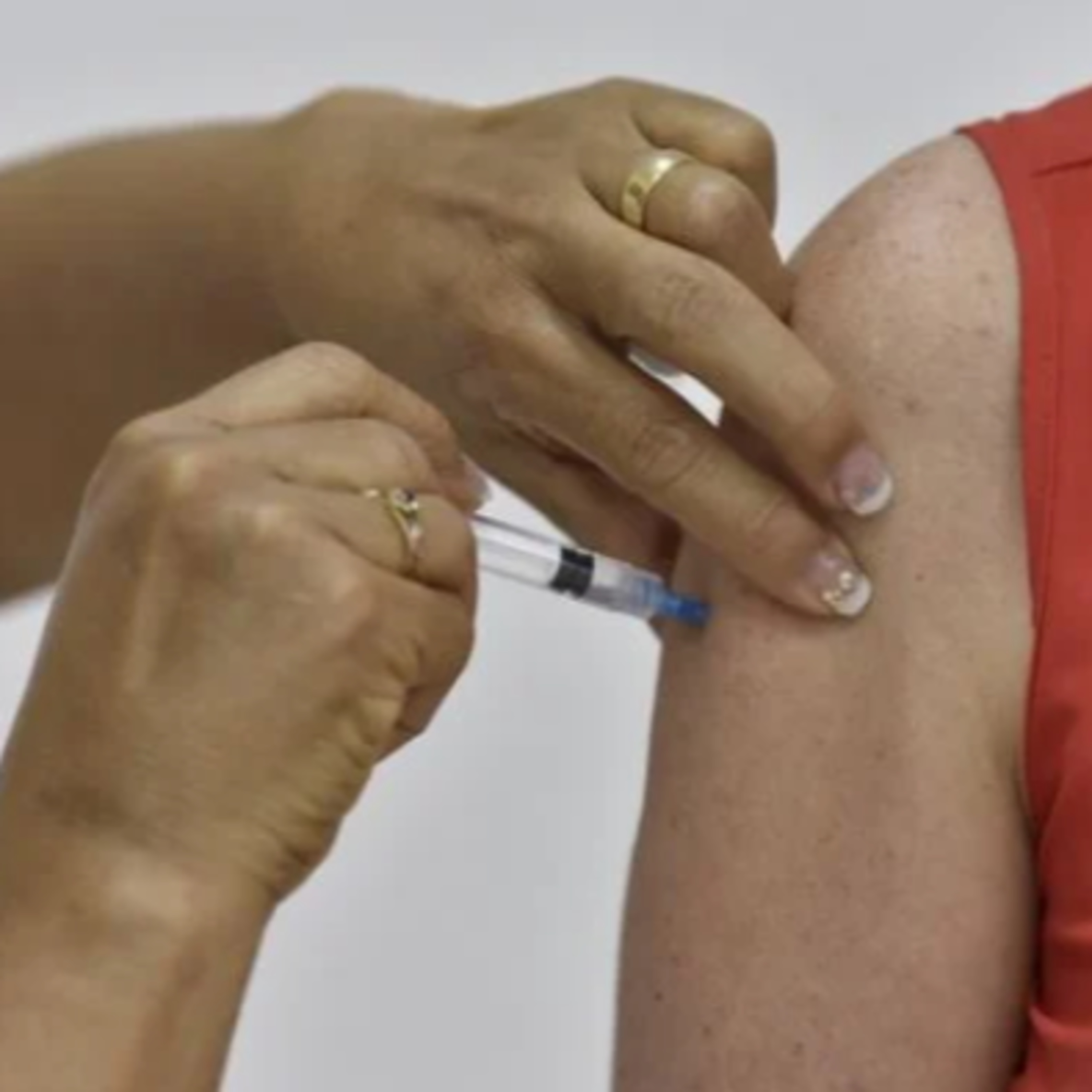 Estados já discutem 4ª dose contra Covid-19; Sociedade de Infectologia defende priorizar D3