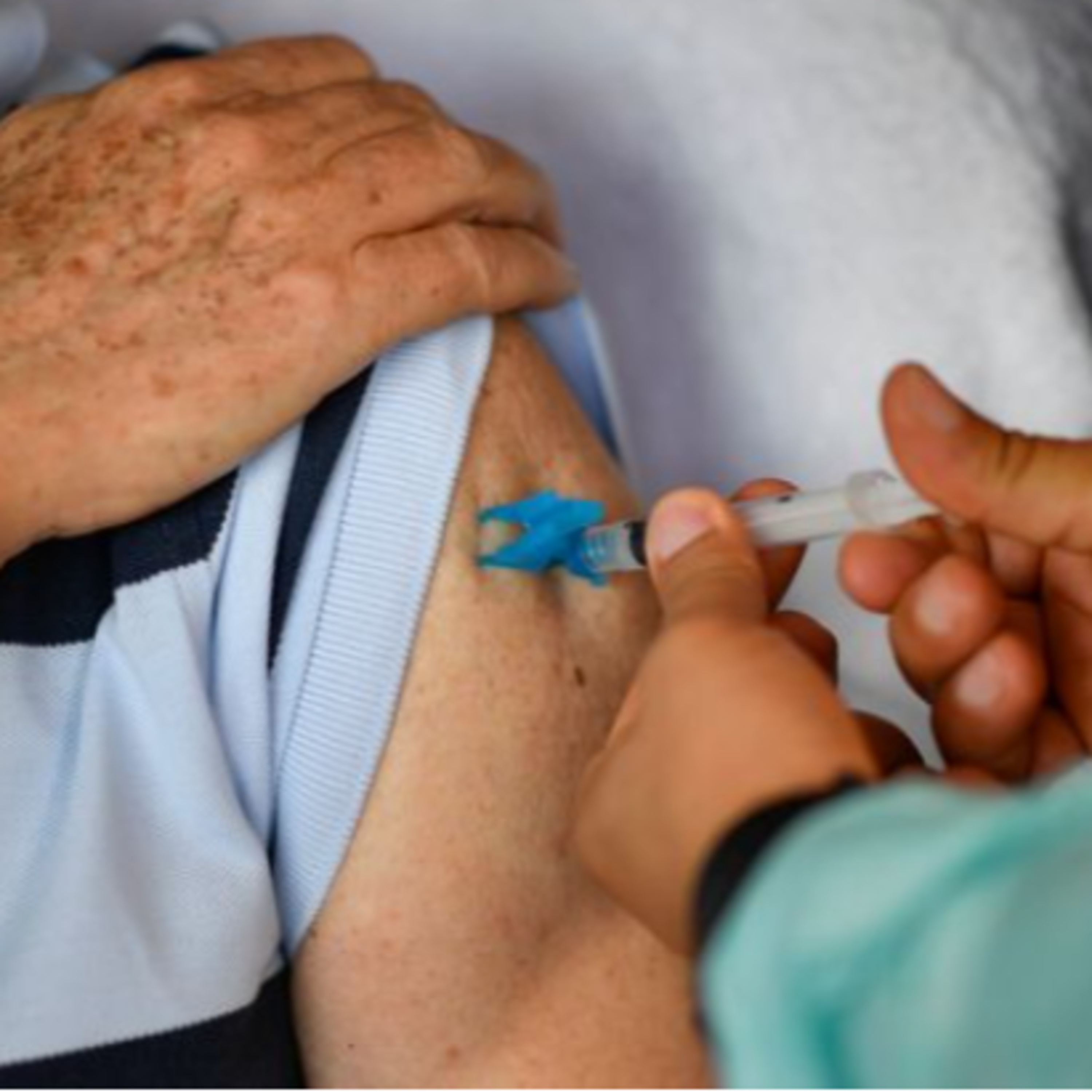 Estudo indica necessidade de segunda dose de reforço contra Covid-19 para idosos