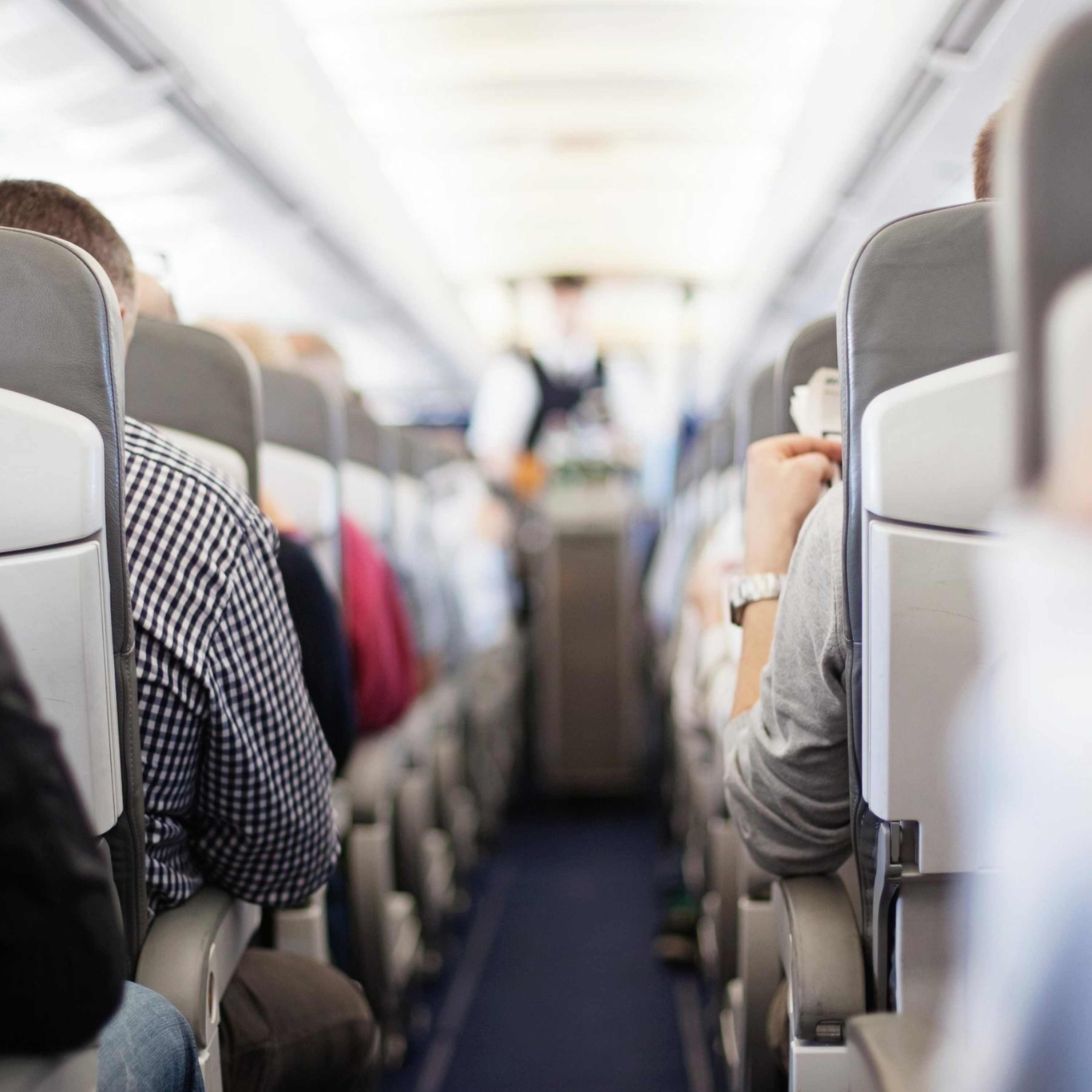 Anvisa autoriza retomada do serviço de bordo em aviões; uso de máscaras continua obrigatório