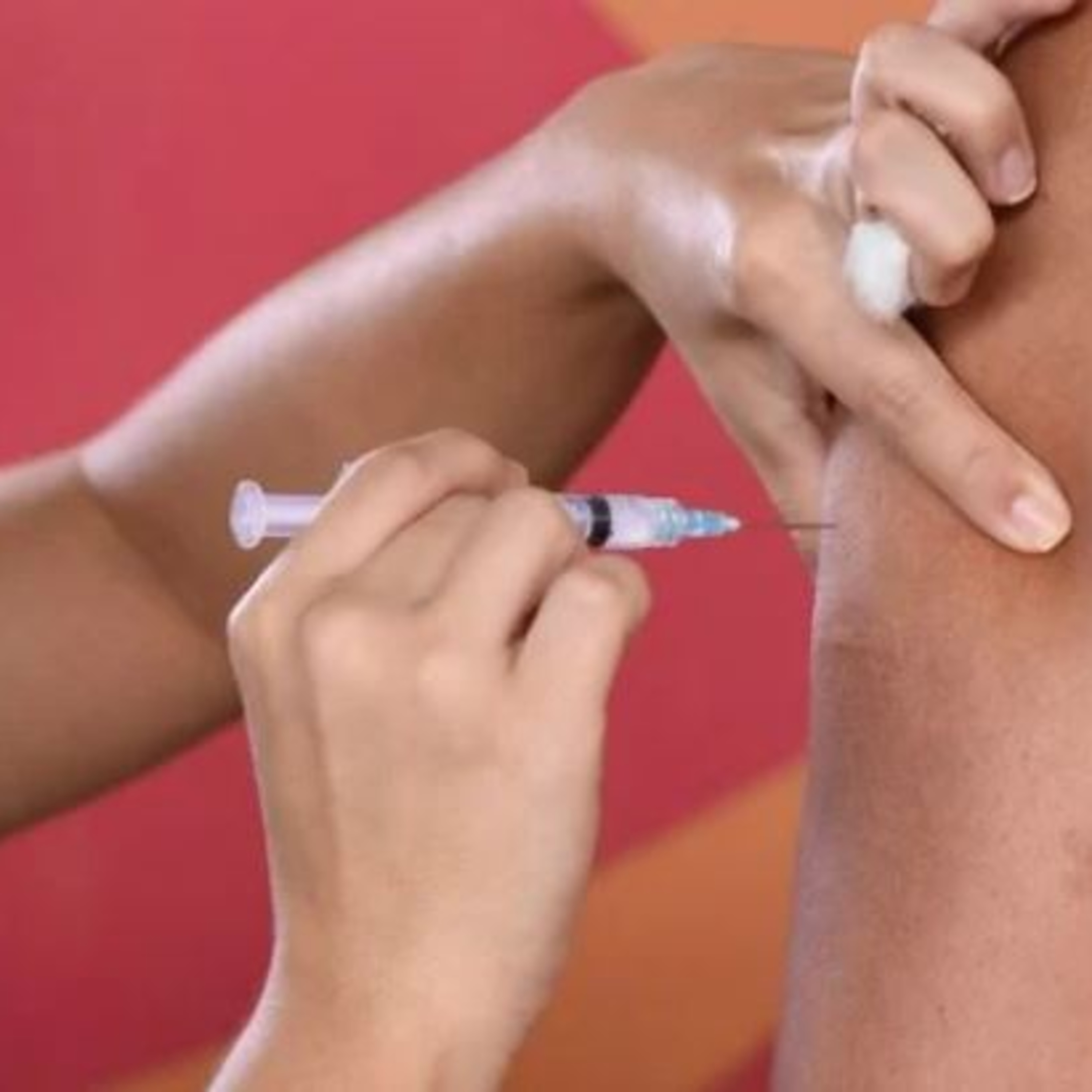 Covid: dose de reforço para adolescentes já está disponível no ES