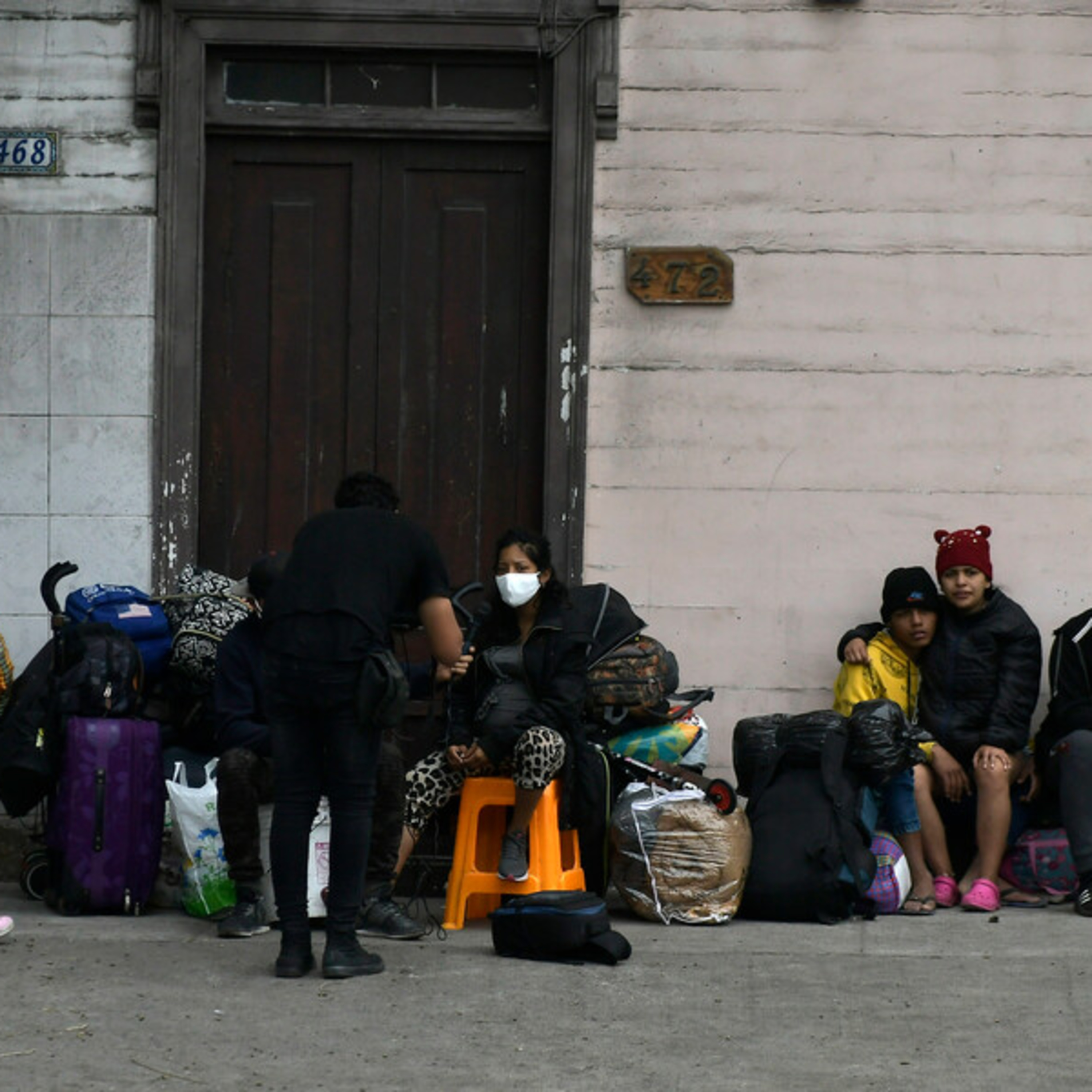 El debate de los migrantes entra también en el ámbito de las campañas... usar a los migrantes con fines políticos es abusar de ellos episode artwork
