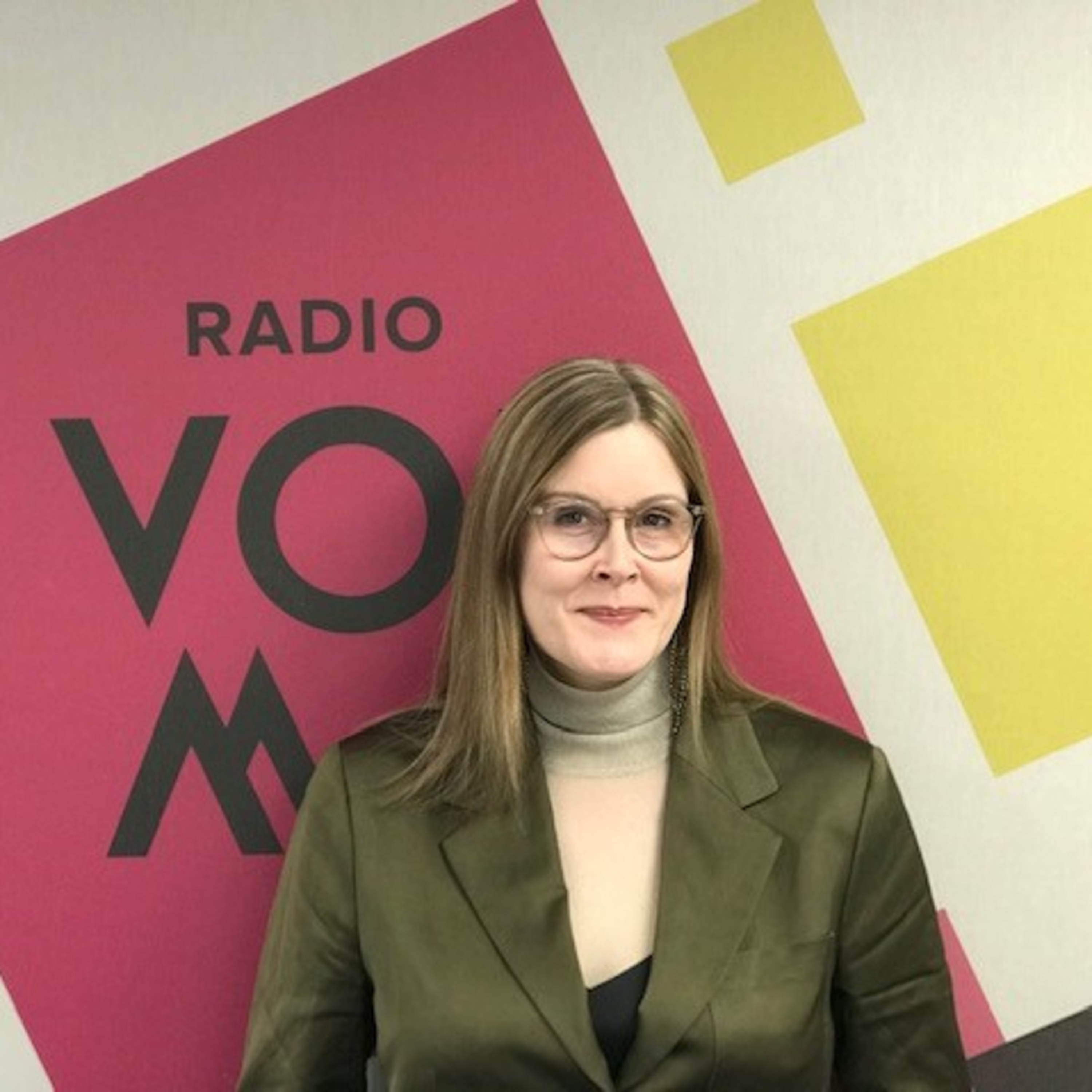 Uuden suomalaisen draamakomedian Naurun varjolla ohjaaja Reetta Aalto vieraili Radio Voiman perjantai-iltapäivässä episode artwork