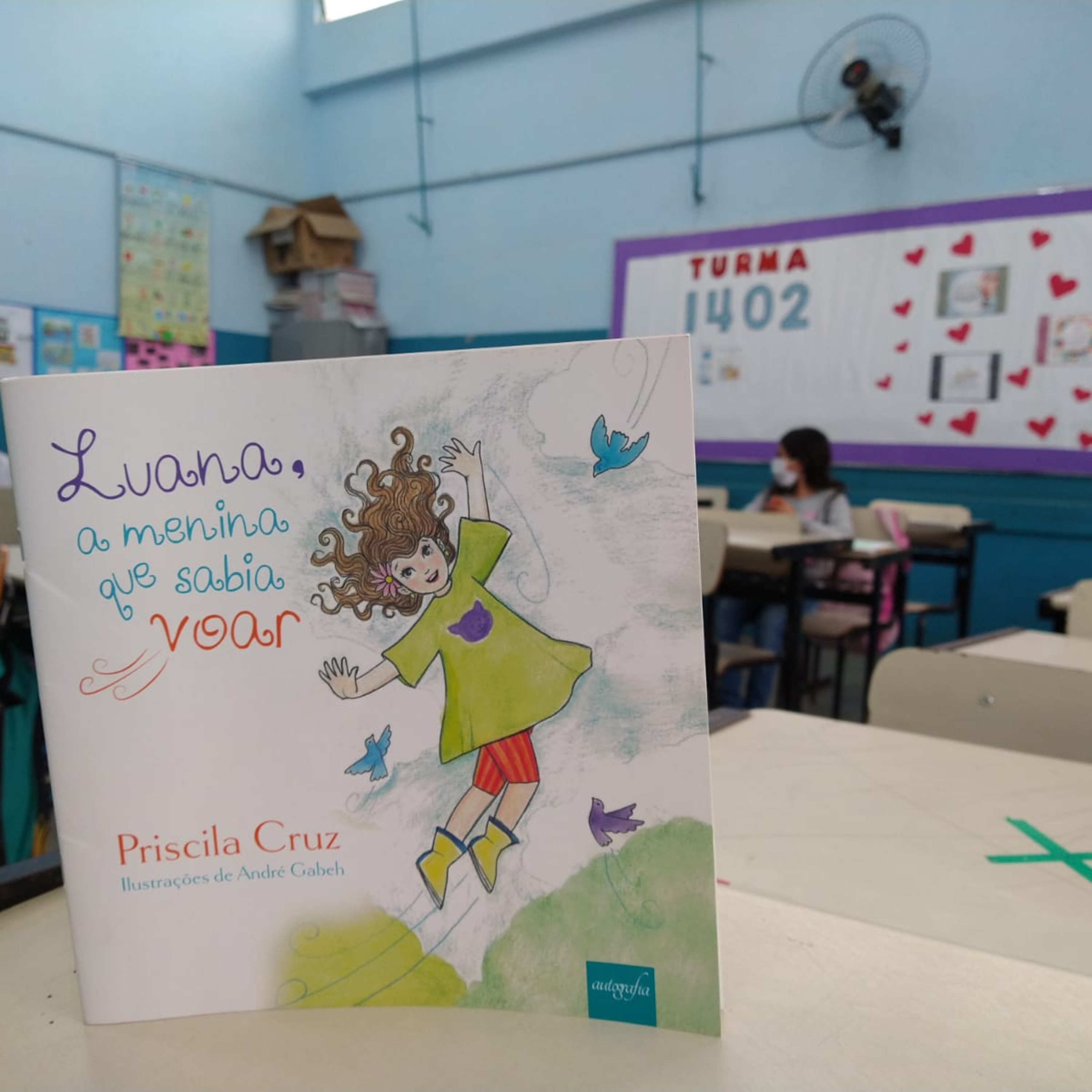Livro "Luana, a menina que sabia voar" com a turma 1402 episode artwork
