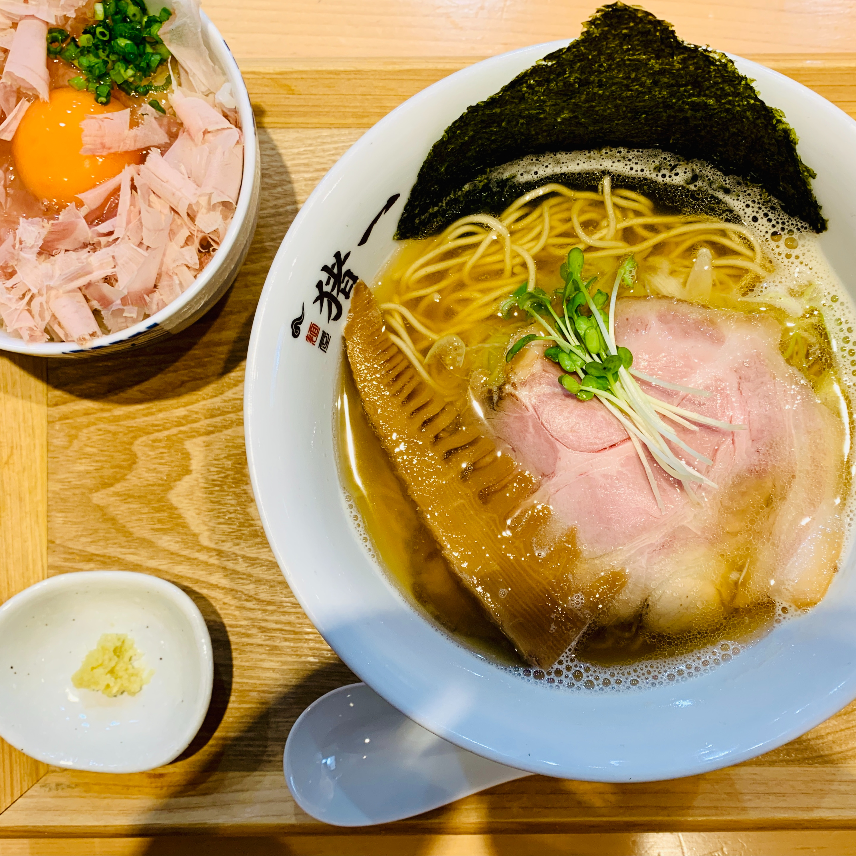 いま、麺を食べています