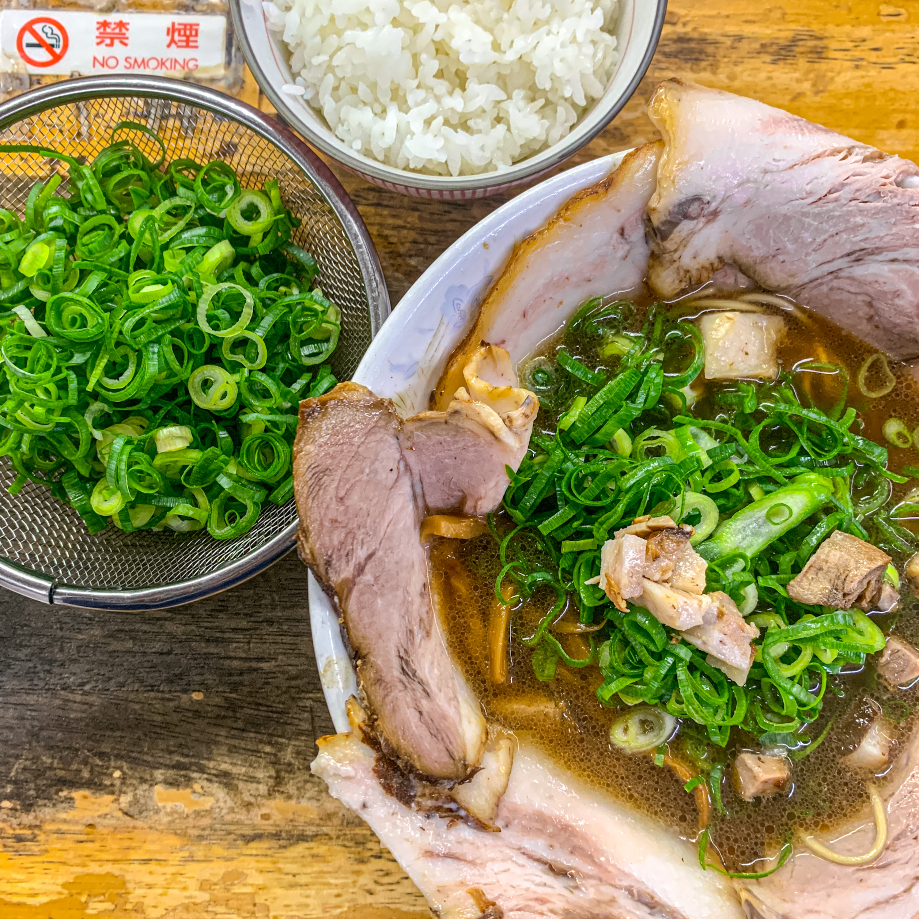 いま、麺を食べています