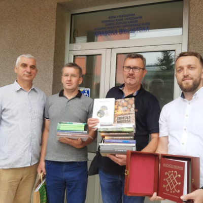 Gradskoj biblioteci Olovo Damir Helja uručio vrijednu donaciju knjiga čiji su autori iz Olova