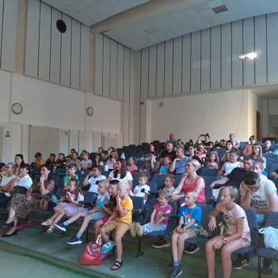 Pozorišna predstava "Bajka o ribaru i ribici" uljepšala veče mališanima u Olovu
