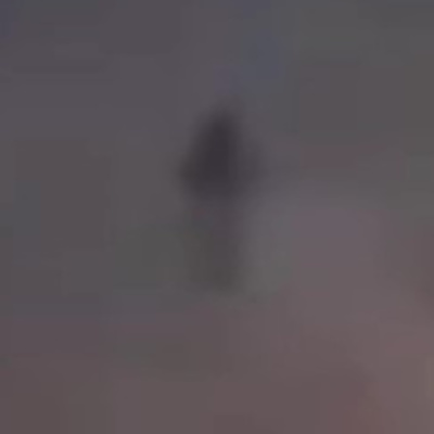 Ser Humanoide Suspendido en el aire en medio de tormenta eléctrica
