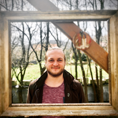 Spevák Akustiky Pavol Kovaľ vydal sólový album Pozerám do výšky
