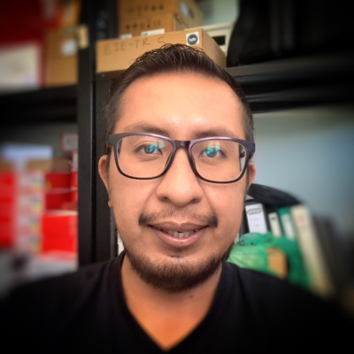 En plática con el Inge presenta: Diego Ñacato, Ingeniero Electrónico desde Ecuador.