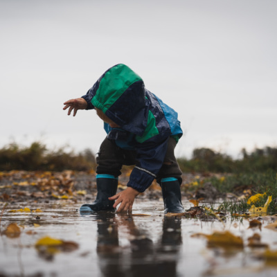 ”Ieșitul afară” este același lucru cu educația naturalistă?