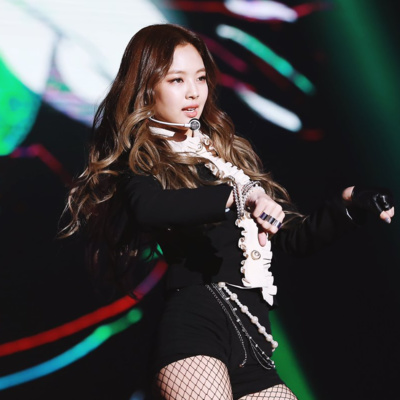 Jennie và G-Dragon hiếm hoi xuất hiện tại cùng sự kiện, tình tin đồn của Rosé cũng có mặt episode artwork