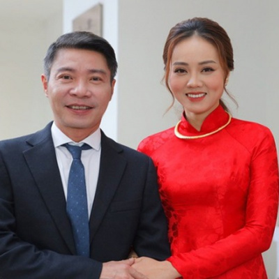 Diễn viên Công Lý cùng vợ kín mít, luống cuống đi thật nhanh vào viện episode artwork