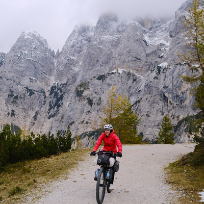 Huch, wo kommt der Schnee denn her? Und wieso ist es plötzlich dunkel? Bikepacking Slowenien | 010 episode artwork