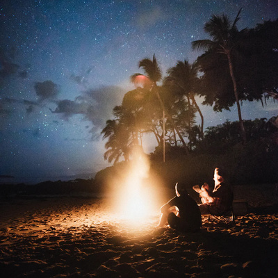 Campfire on the Beach Ambience - Crackling Fire and Waves Crashing Sound