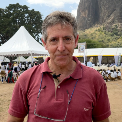 Os sorrisos das crianças, a cumplicidade dos missionários e as diversas raizes culturais de um povo - Os 12 dias no Uganda do jornalista Henrique Matos - Emissão 15-12-2022 episode artwork