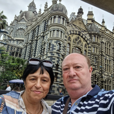EN LA MESA DE LOS GALANES (2017) CUENTO COMO EMPEZÓ MI RELACIÓN CON LA MUJER AMADA ALLÁ LEJOS Y HACE TIEMPO