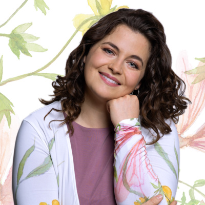 Bergdoktor Star Ronja Forcher bei SonnenMoor im Interview: Wie sich die Schauspielerin und Sängerin fit und gesund hält und welches ihr Lieblings SonnenMoor Produkt ist.