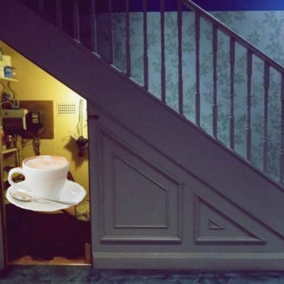 Un café bajo la escalera
