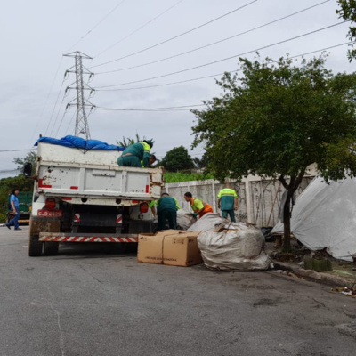 07h45 - (Video) Semasa faz 19 flagrantes de descarte irregular de resíduos no Jardim do Estádio, em Santo André