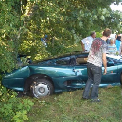 Danske Bilhistorier | Rockere kører galt i "lånt" Jaguar XJ220 💥🚗