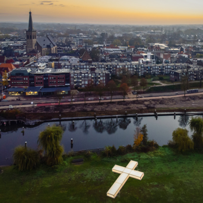 Hans Dales en Sjoerd Weikamp vertellen over de The Passion en alles wat daarbij hoort: naoberschap en samen d'ran ... alles kump goed!