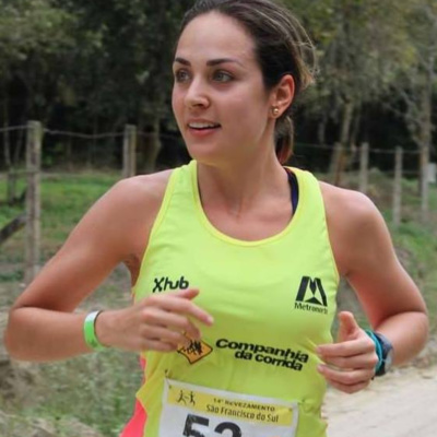 Dermatologista e maratonista Juliana Viesi alerta corredores para cuidarem da pele